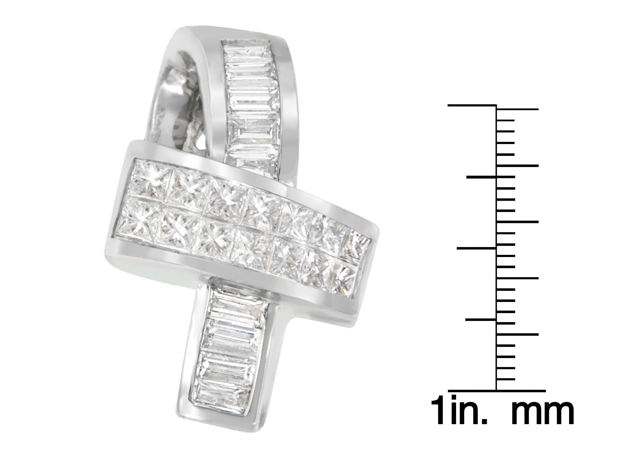 Collana con ciondolo a nastro in oro bianco 14k con 2 ctw di diamanti taglio principessa e baguette In condizioni Nuovo in vendita a New York, NY