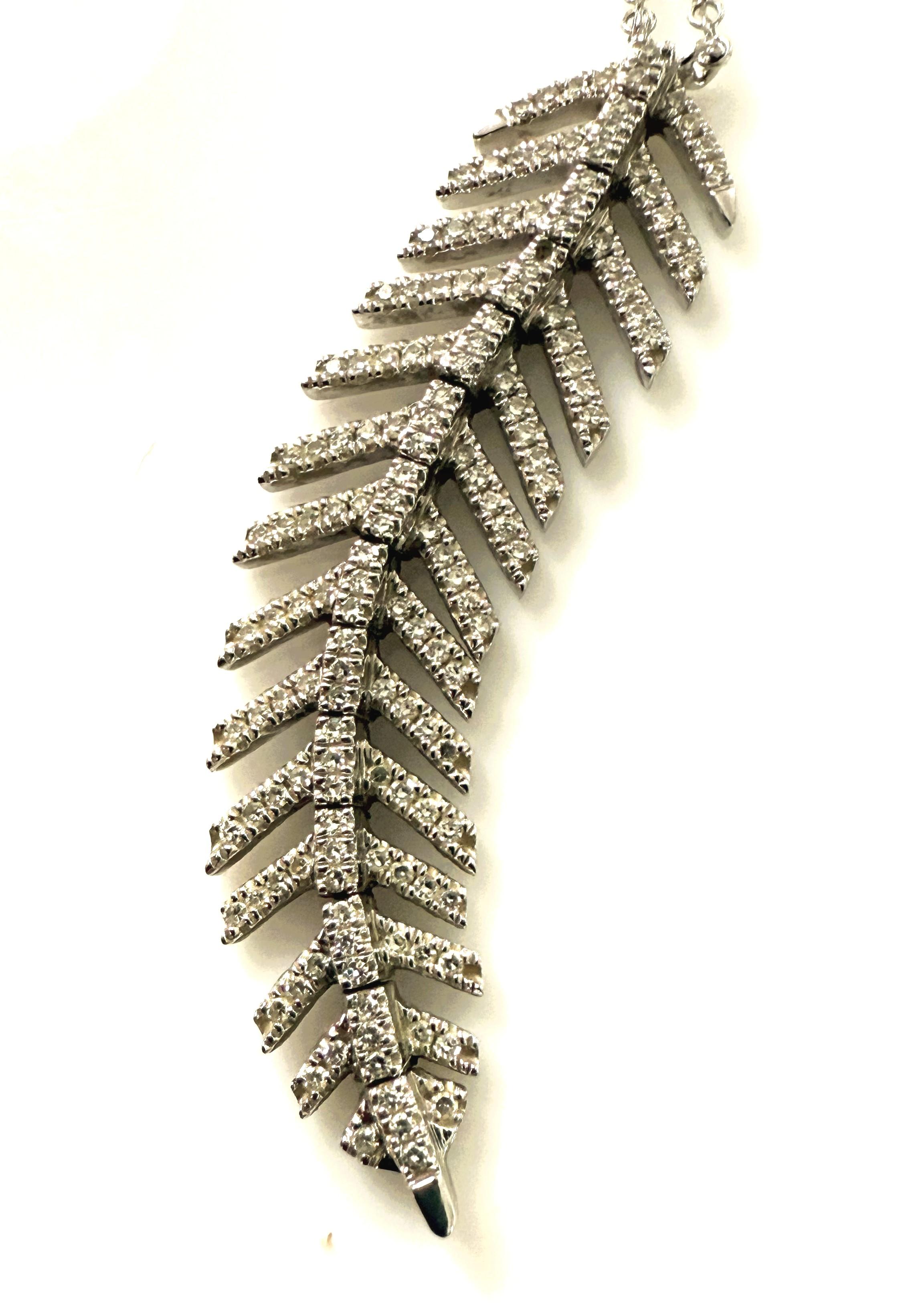 Collar de oro blanco de 14 quilates con colgante de pluma de diamantes de 0,20 quilates y cadena ajustable en venta 6