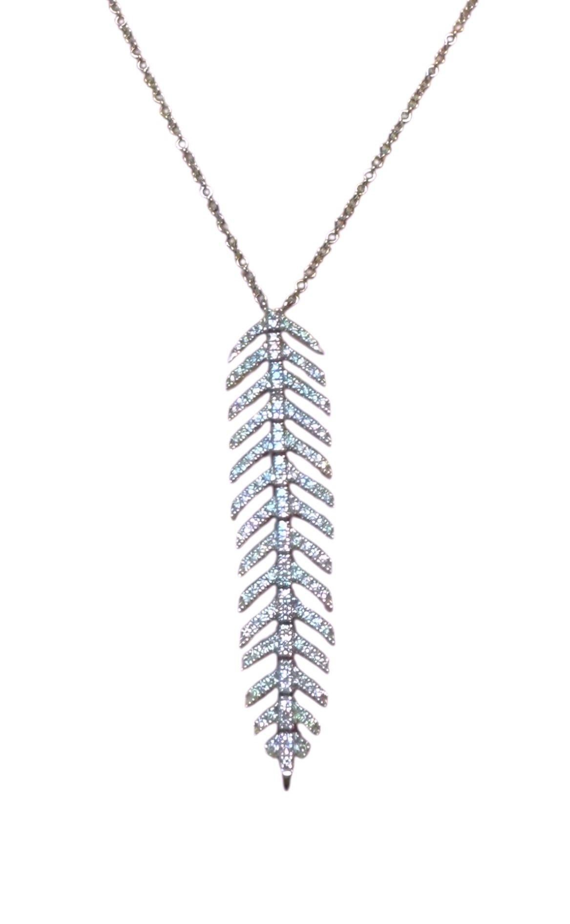 ¡Me encanta este colgante!  Es de segunda mano, pero está como nueva.  Ha estado muy bien cuidada.  Es un colgante de pluma flexible cubierto de diamantes Pave y lleva el sello 