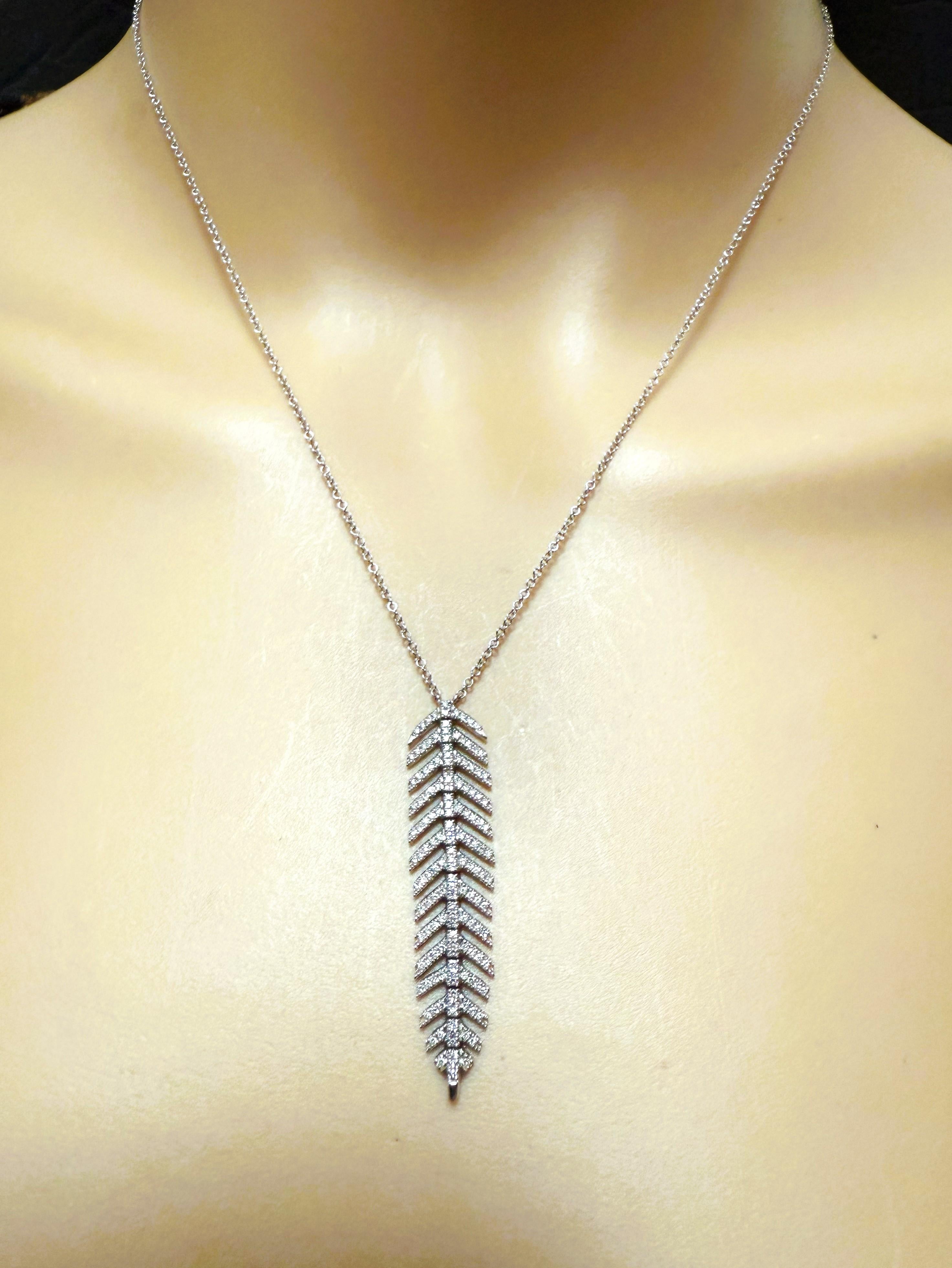 Collar de oro blanco de 14 quilates con colgante de pluma de diamantes de 0,20 quilates y cadena ajustable Art Decó en venta