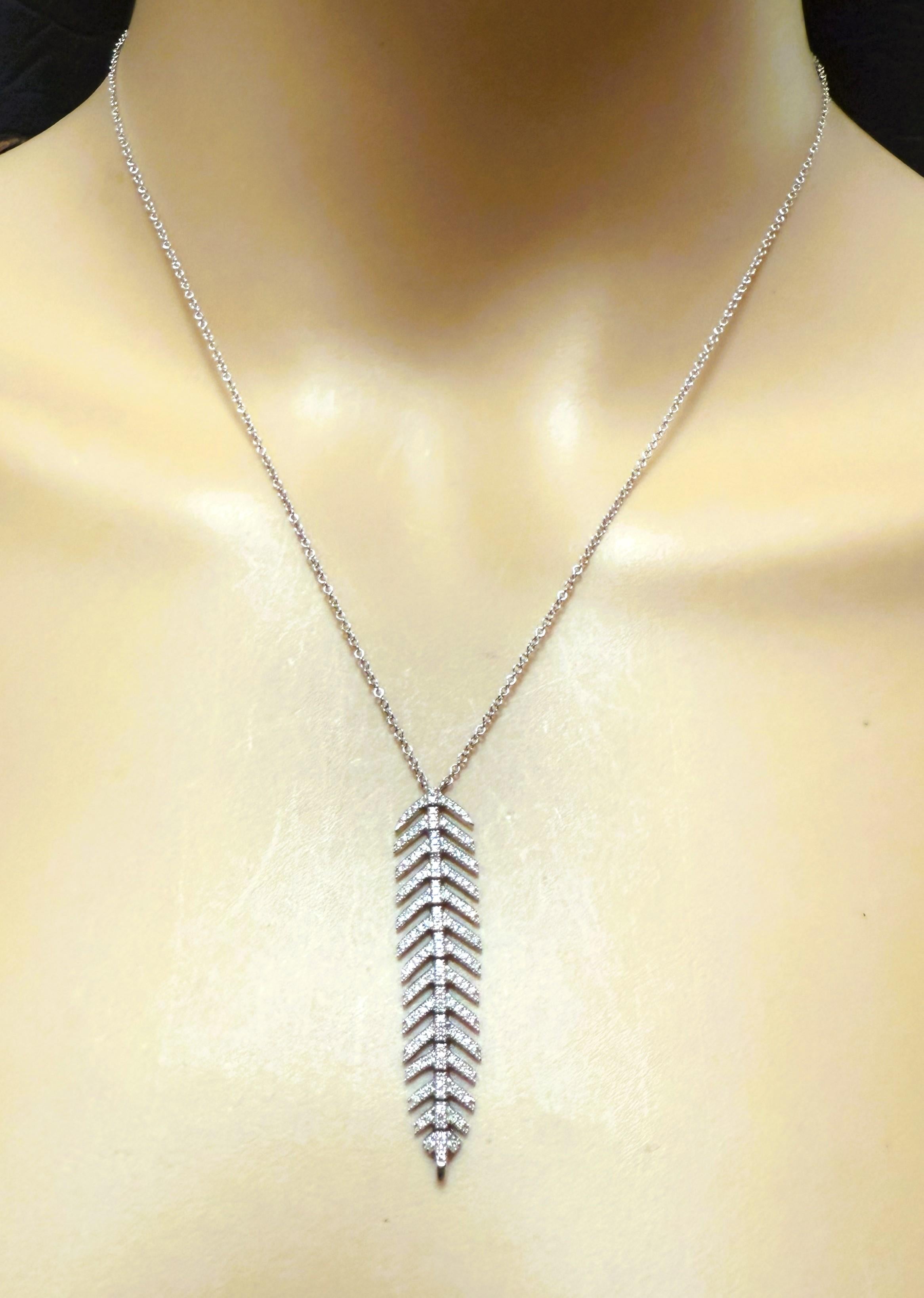 Collar de oro blanco de 14 quilates con colgante de pluma de diamantes de 0,20 quilates y cadena ajustable Corte brillante en venta