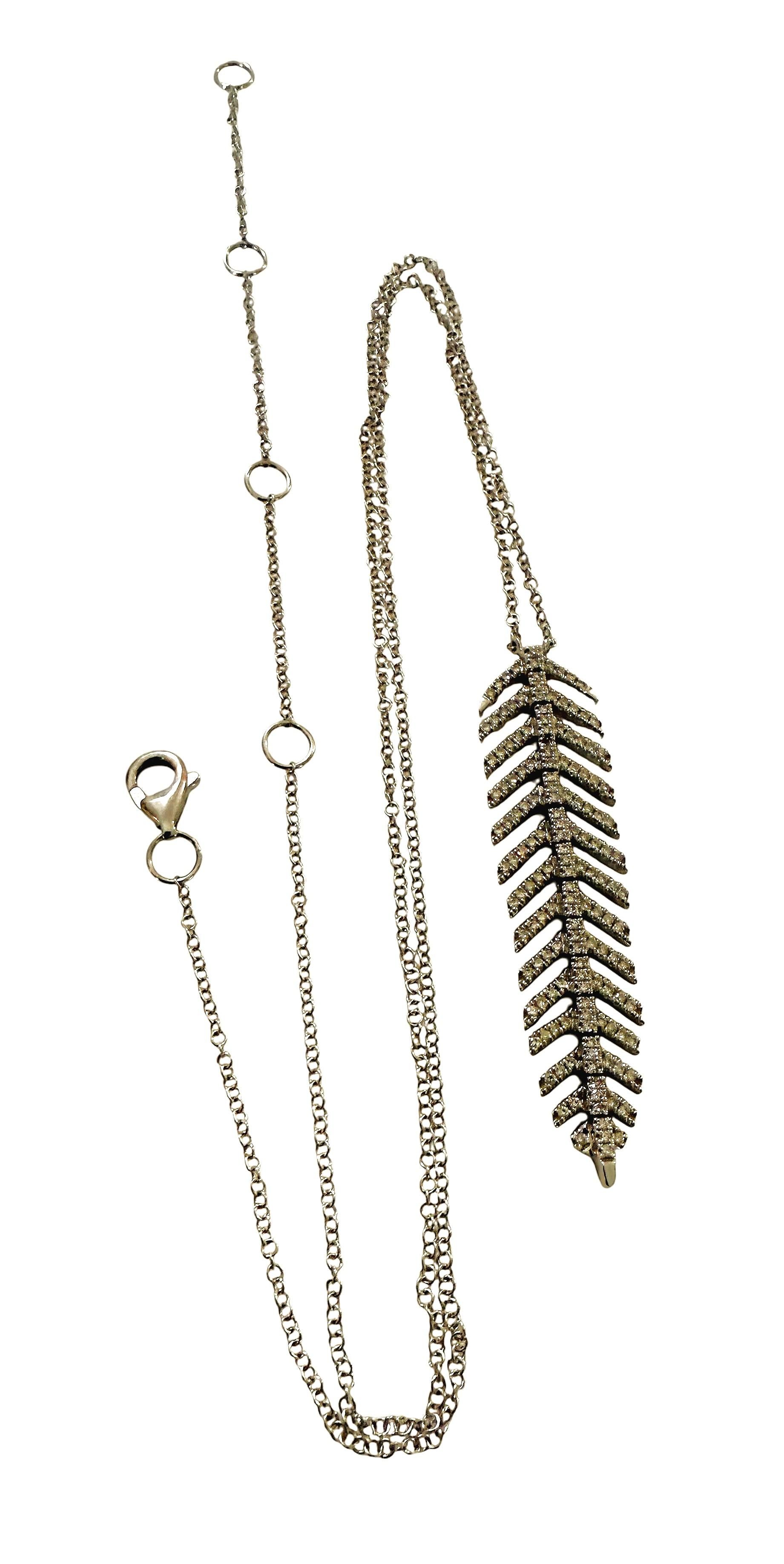 Collar de oro blanco de 14 quilates con colgante de pluma de diamantes de 0,20 quilates y cadena ajustable en Excelente estado para la venta en Eagan, MN