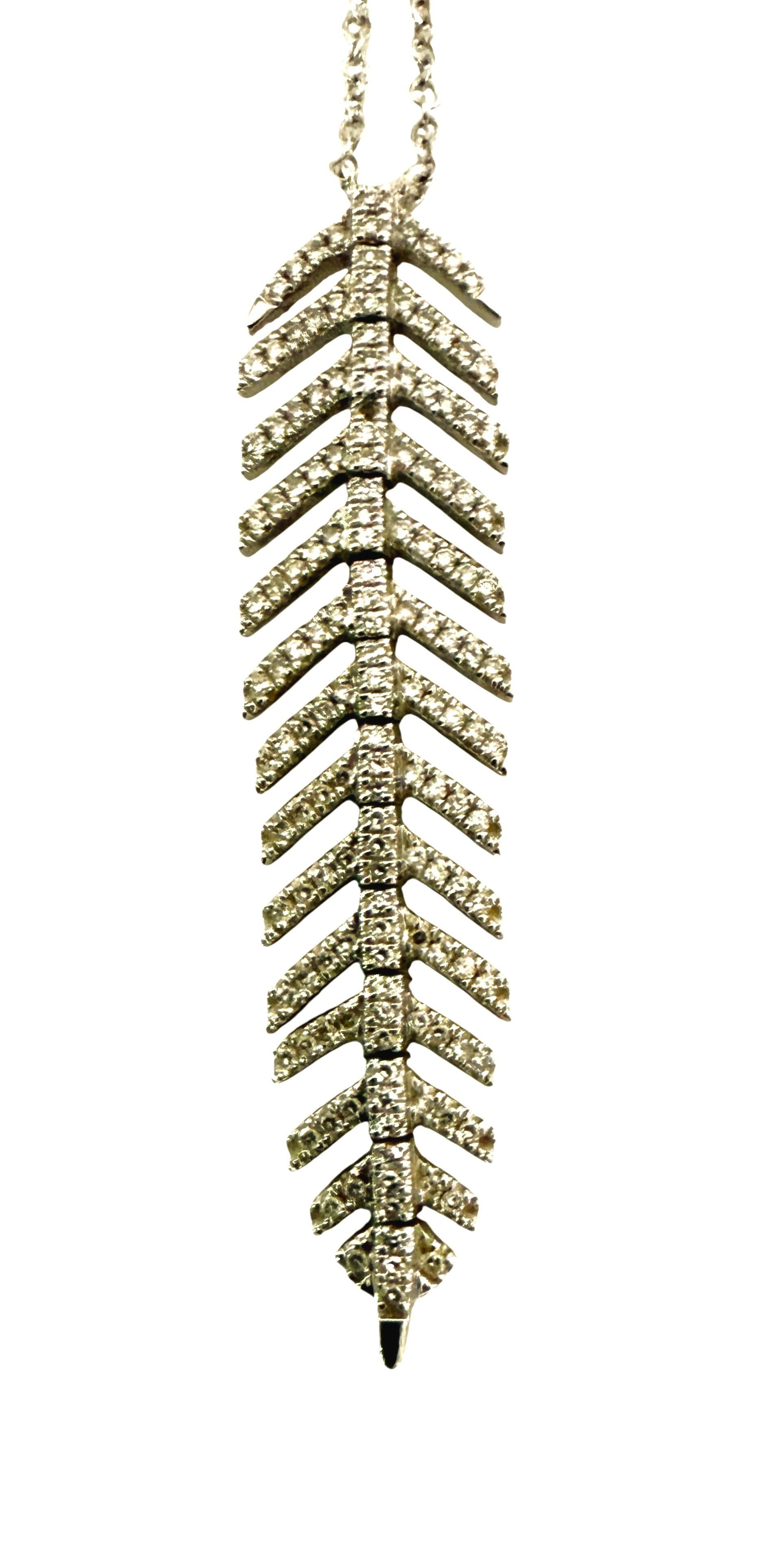 Collar de oro blanco de 14 quilates con colgante de pluma de diamantes de 0,20 quilates y cadena ajustable en venta 3