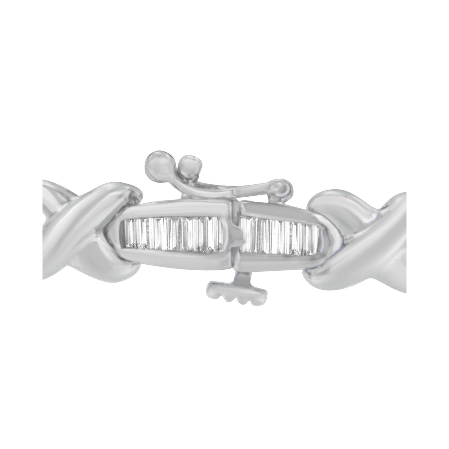 Apportez de l'éclat et de la sophistication à votre style avec ce magnifique bracelet, qui présente des rangées de diamants dans un sertissage en canal délicatement mis en valeur par des bandes en forme de X imbriquées en or blanc 14 carats pour une