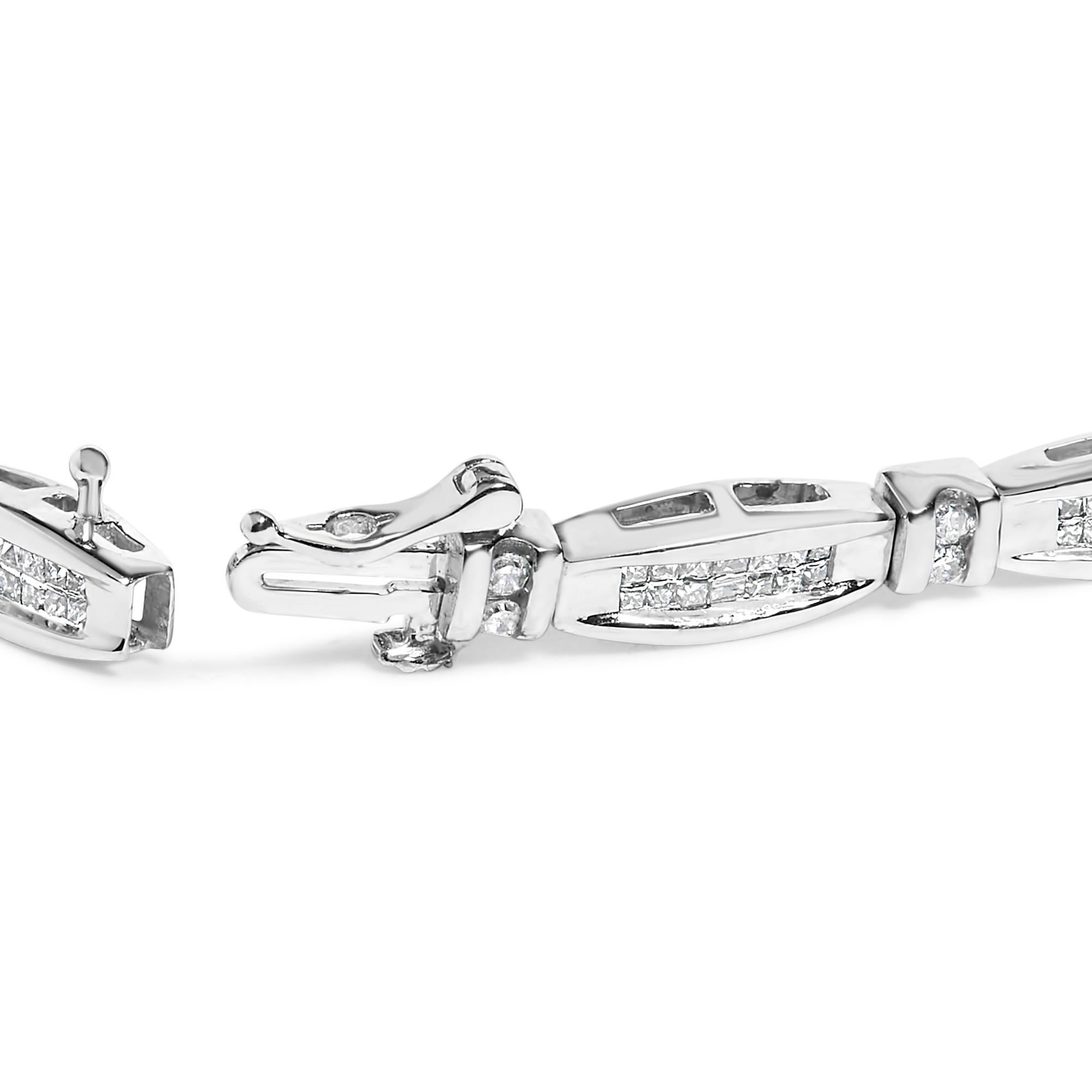 Eleganza e raffinatezza sono racchiuse in questo squisito braccialetto in oro bianco 14 carati, impreziosito da una finitura al rodio che ne esalta l'affascinante lucentezza. Meticolosamente realizzato, il design integra diamanti naturali con taglio