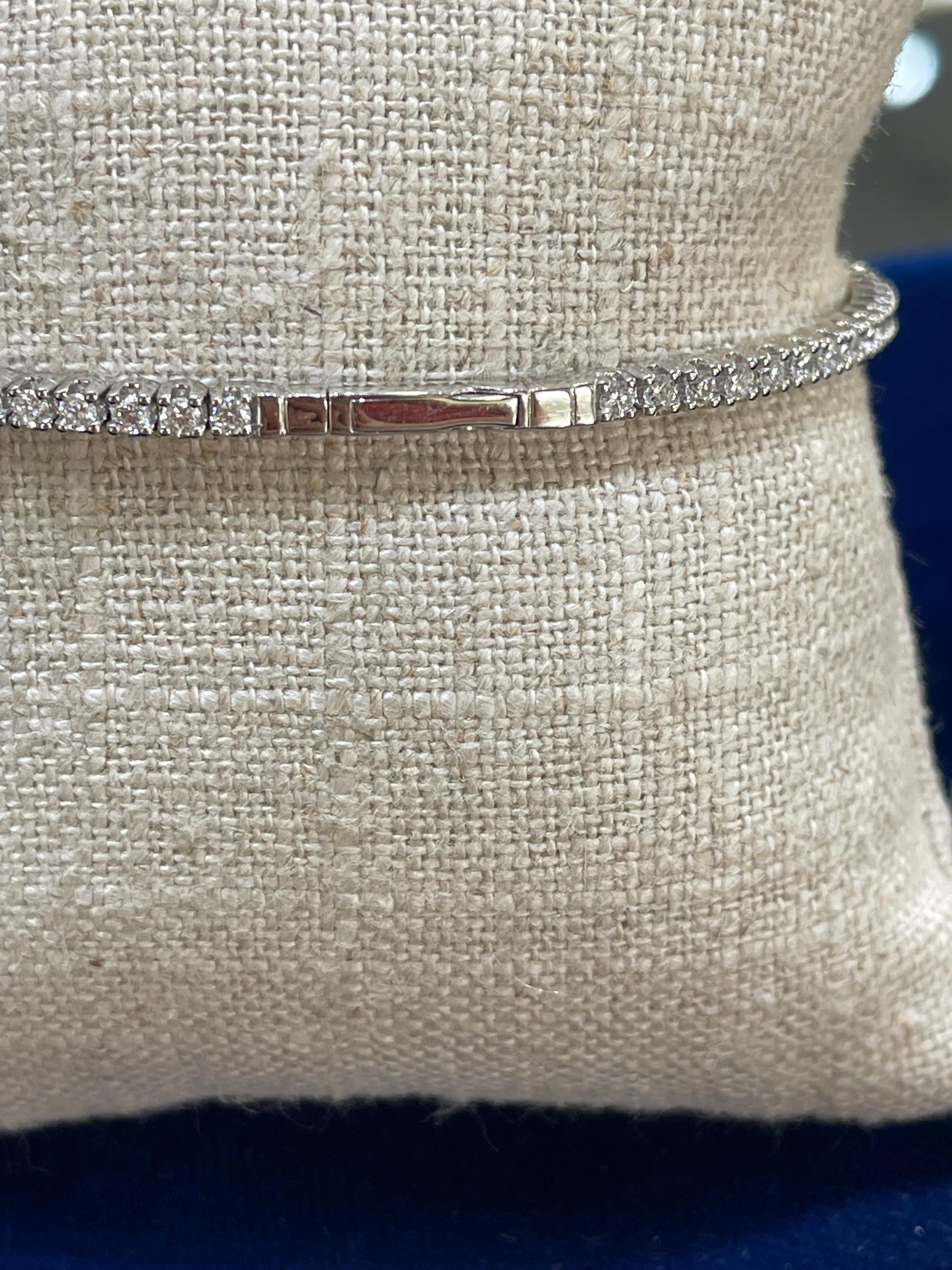 Bracelet flexible en or blanc 14K avec diamant 2.0 CTW Excellent état - En vente à Stuart, FL