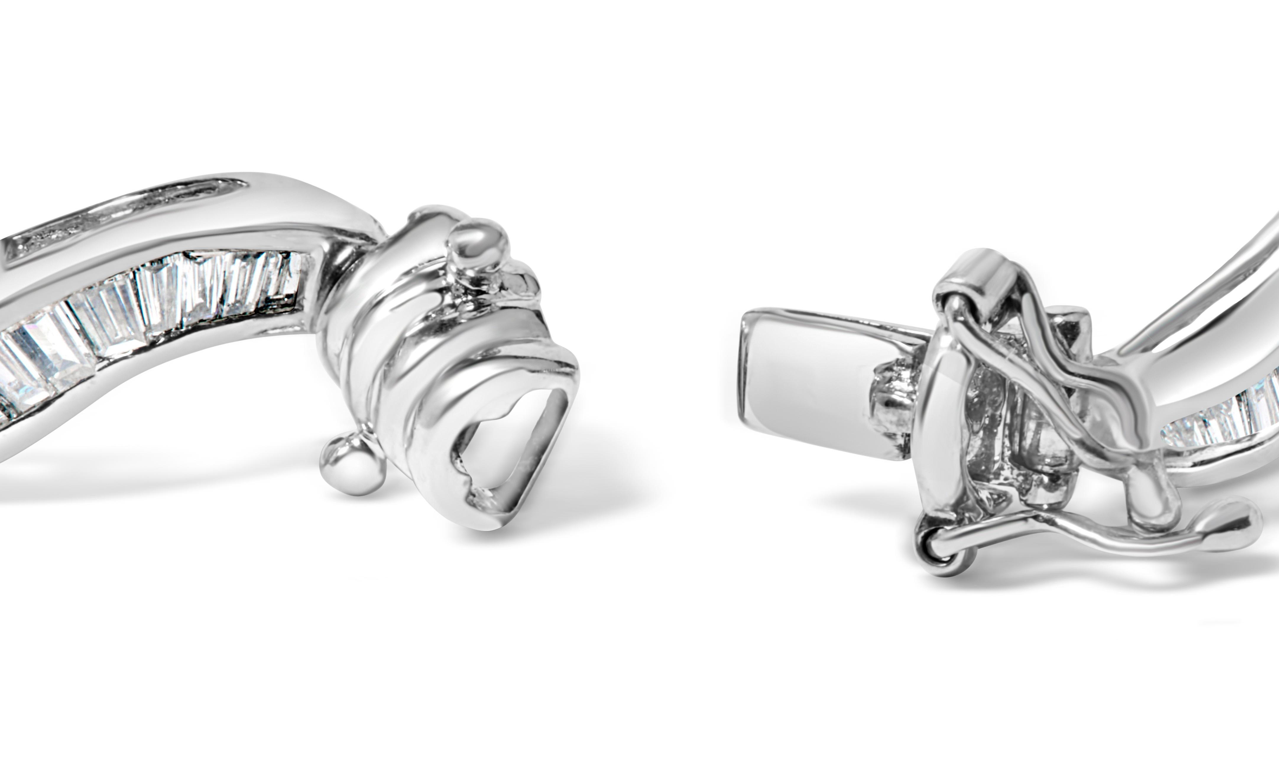 Laissez-vous séduire par le luxe de cet époustouflant bracelet à maillons en diamant taille baguette, réalisé en or blanc 14K. Avec 98 diamants naturels d'une valeur totale de 2,0 cttw, le design en spirale de ce bracelet garantit une mise en valeur