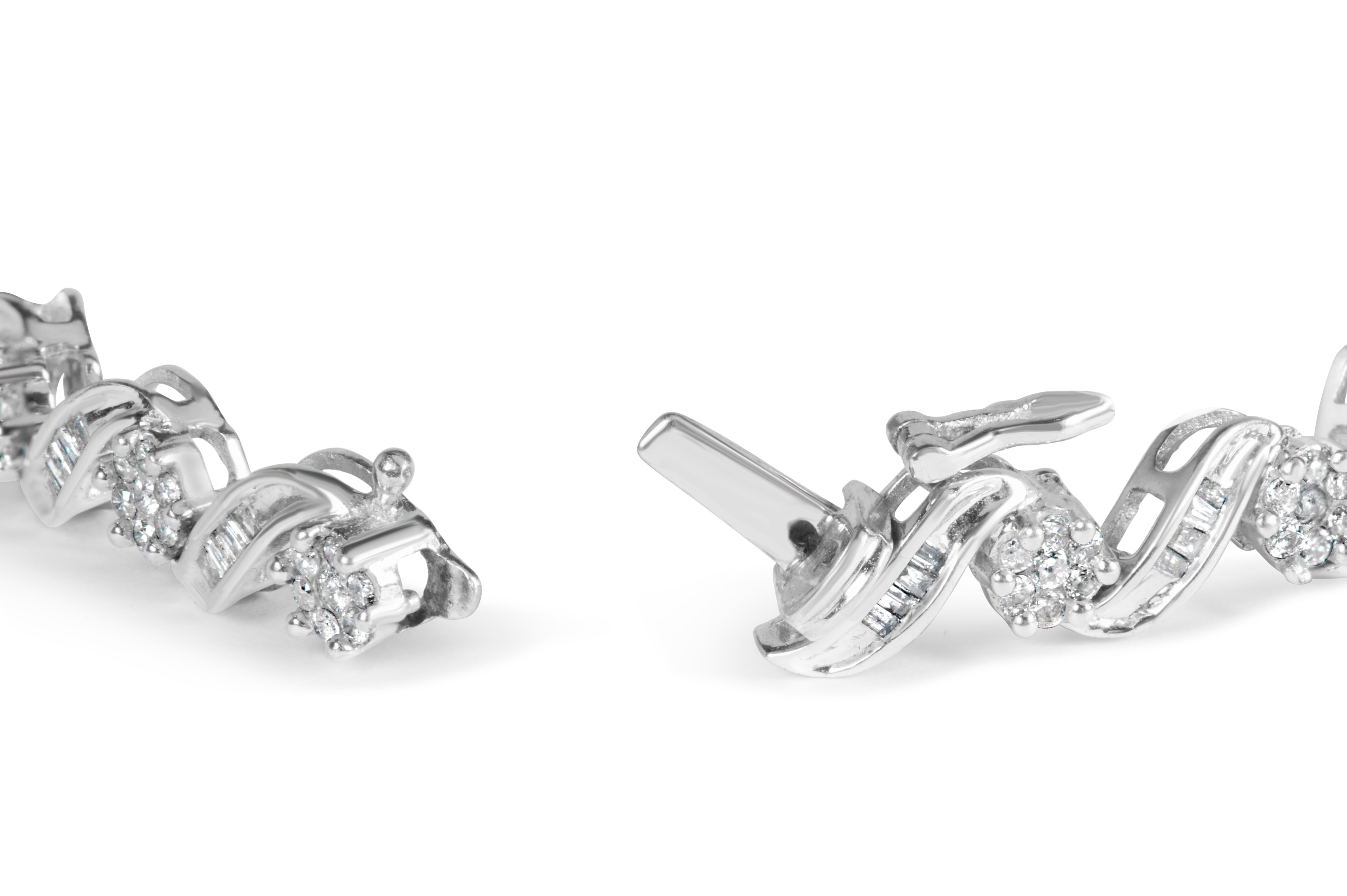 Laissez-vous séduire par la beauté époustouflante de ce bracelet à maillons en spirale et grappes de diamants en or blanc 14K. Avec un total de 208 diamants ronds et baguettes d'un poids combiné de 2,0 cttw, ce bracelet est un véritable