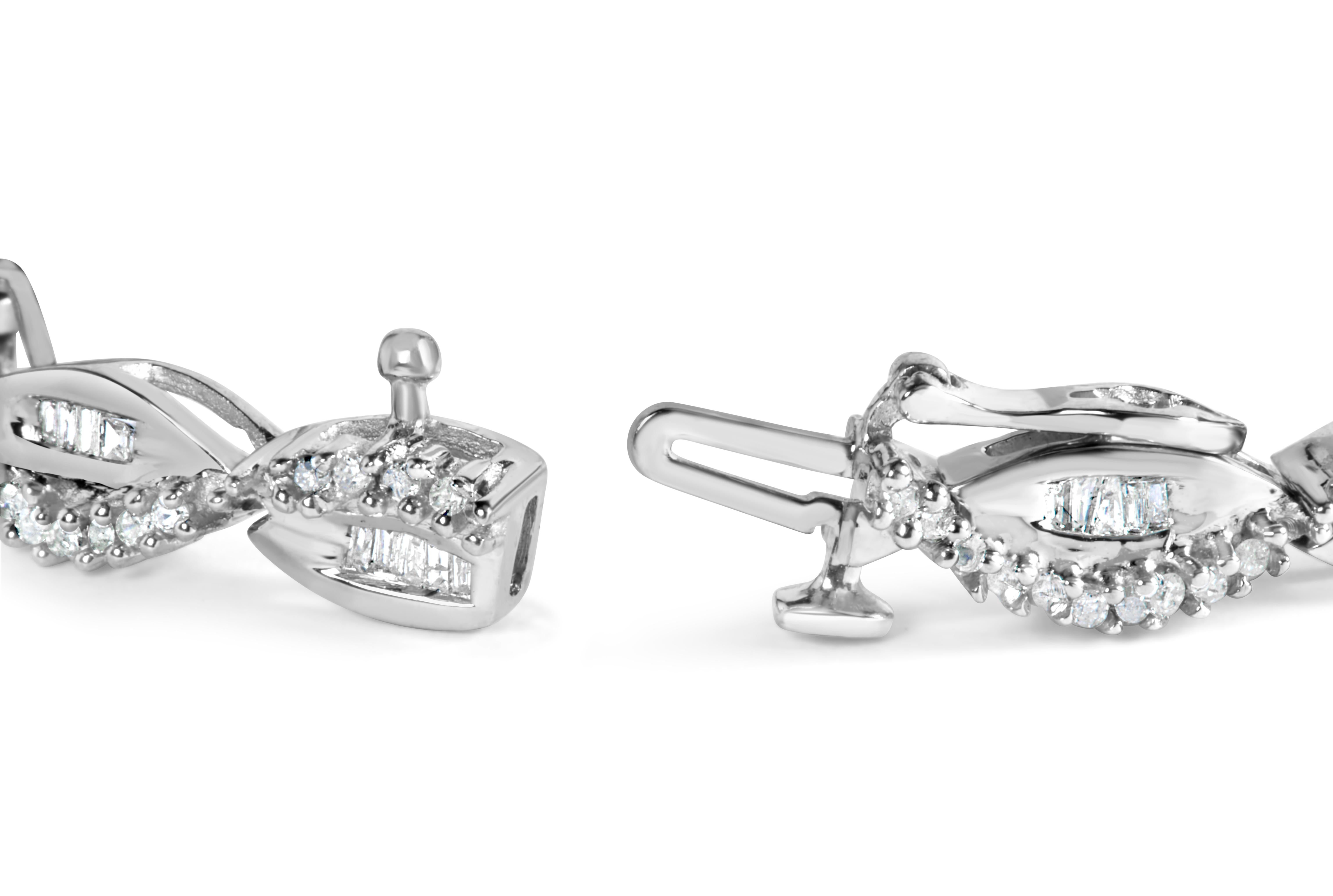 Laissez-vous séduire par la beauté exquise de ce bracelet à maillons en forme de poire et tourbillon de diamants. Fabriqué en or blanc 14 carats, ce bracelet est orné d'un étonnant lien en forme de tourbillon de diamants, mettant en valeur 191