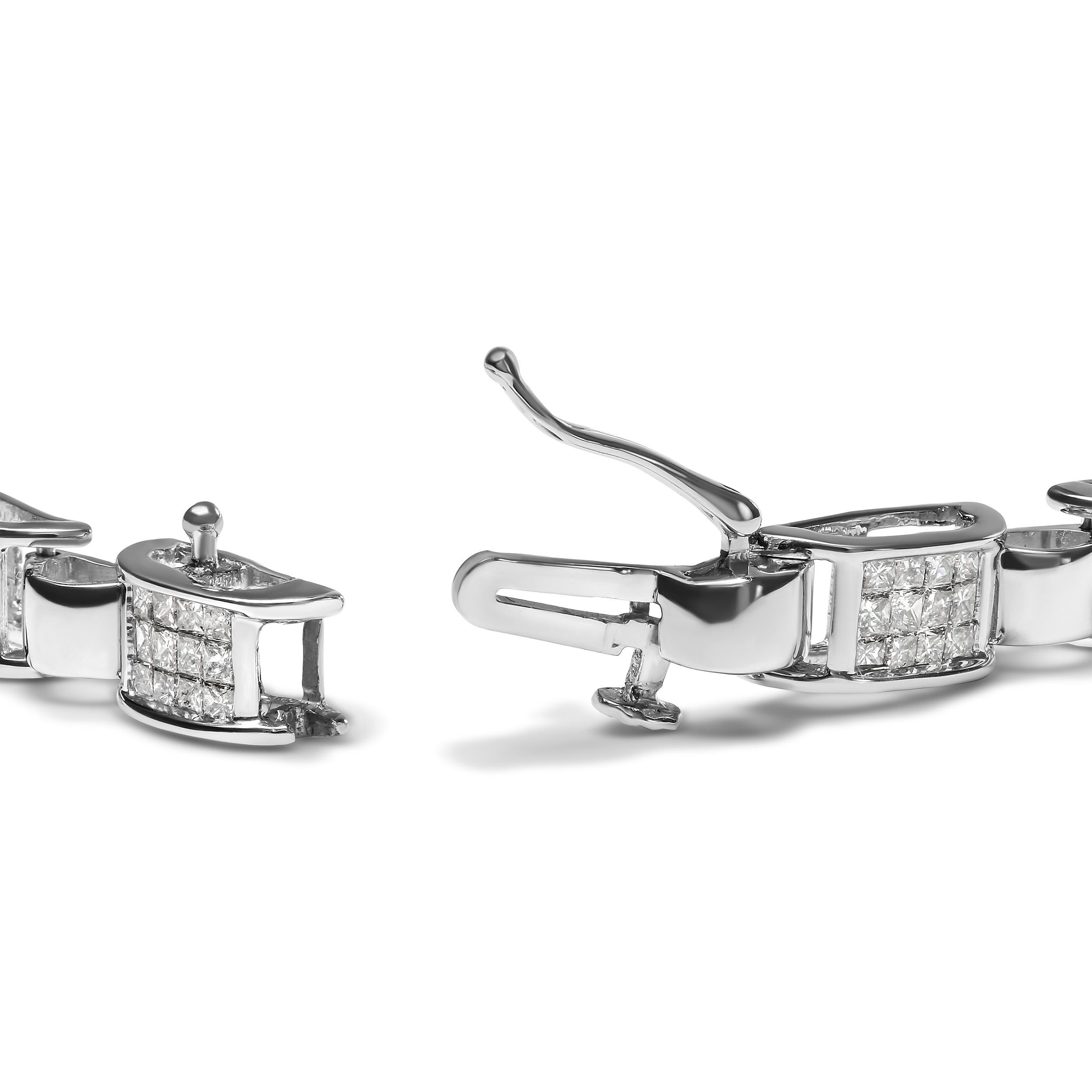 Laissez-vous séduire par l'élégance luxueuse de ce bracelet à maillons en or blanc 14 carats et diamant princesse. Avec un poids total de 2,00 cttw et 168 diamants étincelants, ce bracelet ne manquera pas de faire tourner les têtes. Les diamants