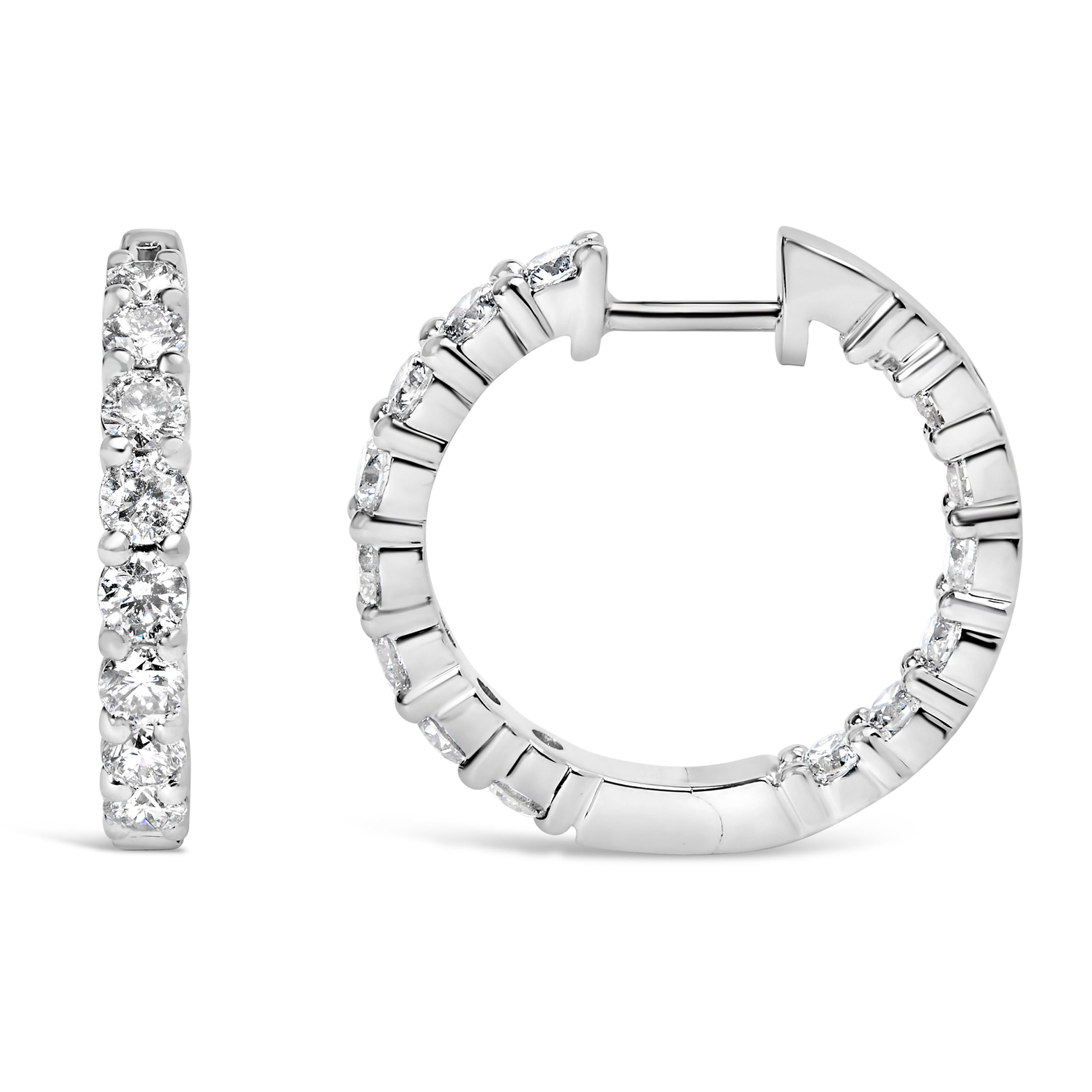 Genießen Sie den Glanz zeitloser Eleganz mit diesen exquisiten Ohrringen, die sorgfältig aus 14 Karat Weißgold gefertigt sind. Die mit natürlichen Brillanten im Rundschliff besetzten Ohrringe sind ein bezaubernder Tanz des Lichts, denn die