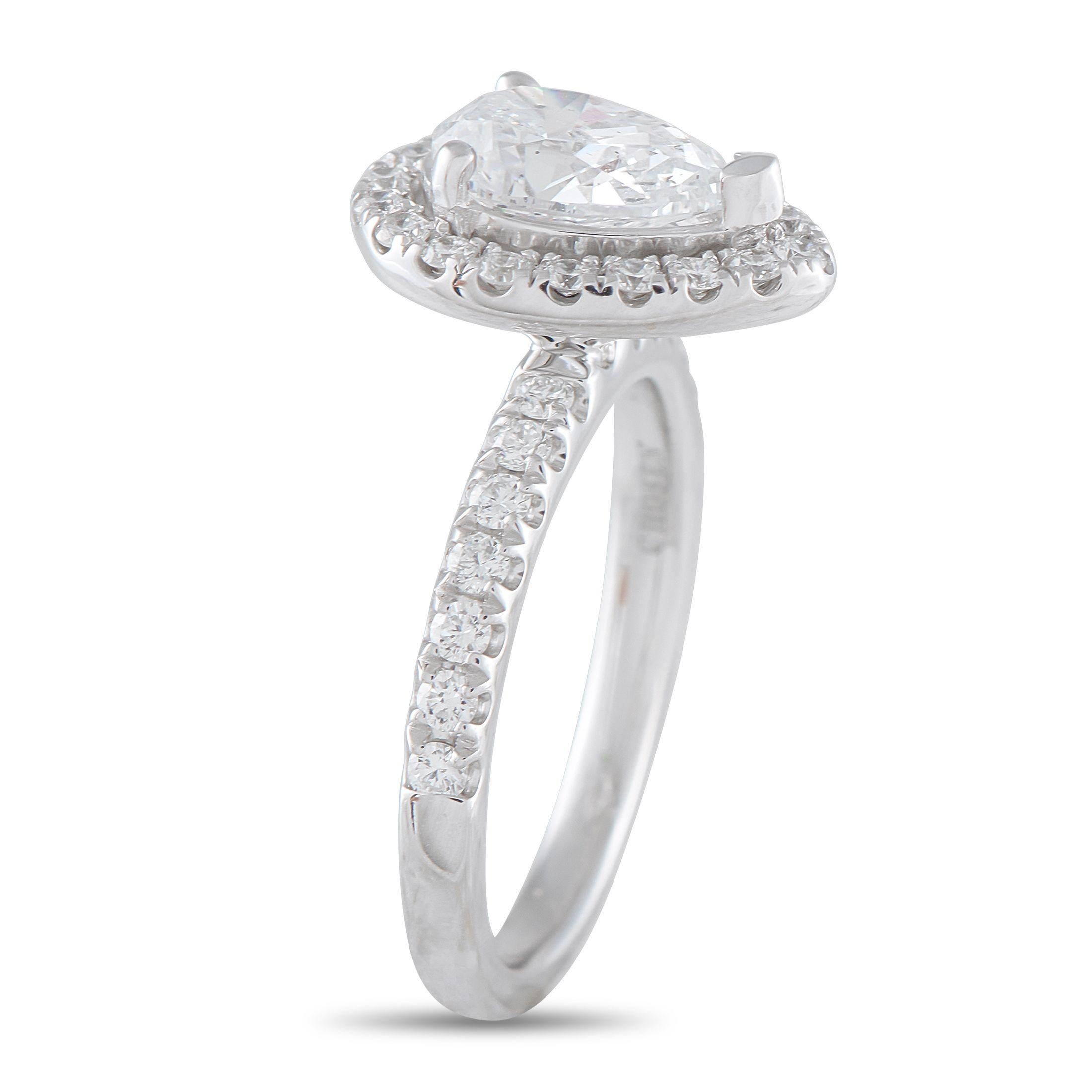 Cette bague de fiançailles impeccablement travaillée ne cessera d'impressionner. Un diamant poire de 1,50 carat, certifié par la GIA, de couleur D et de pureté SI2, s'impose au centre du modèle. Des diamants supplémentaires totalisant 0,52 carats