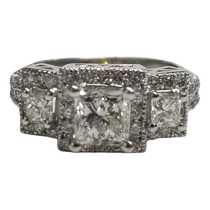 14K Weißgold 2,04 TW Princess Cut Diamant Verlobungsring mit 3 Steinen und Halo im Angebot