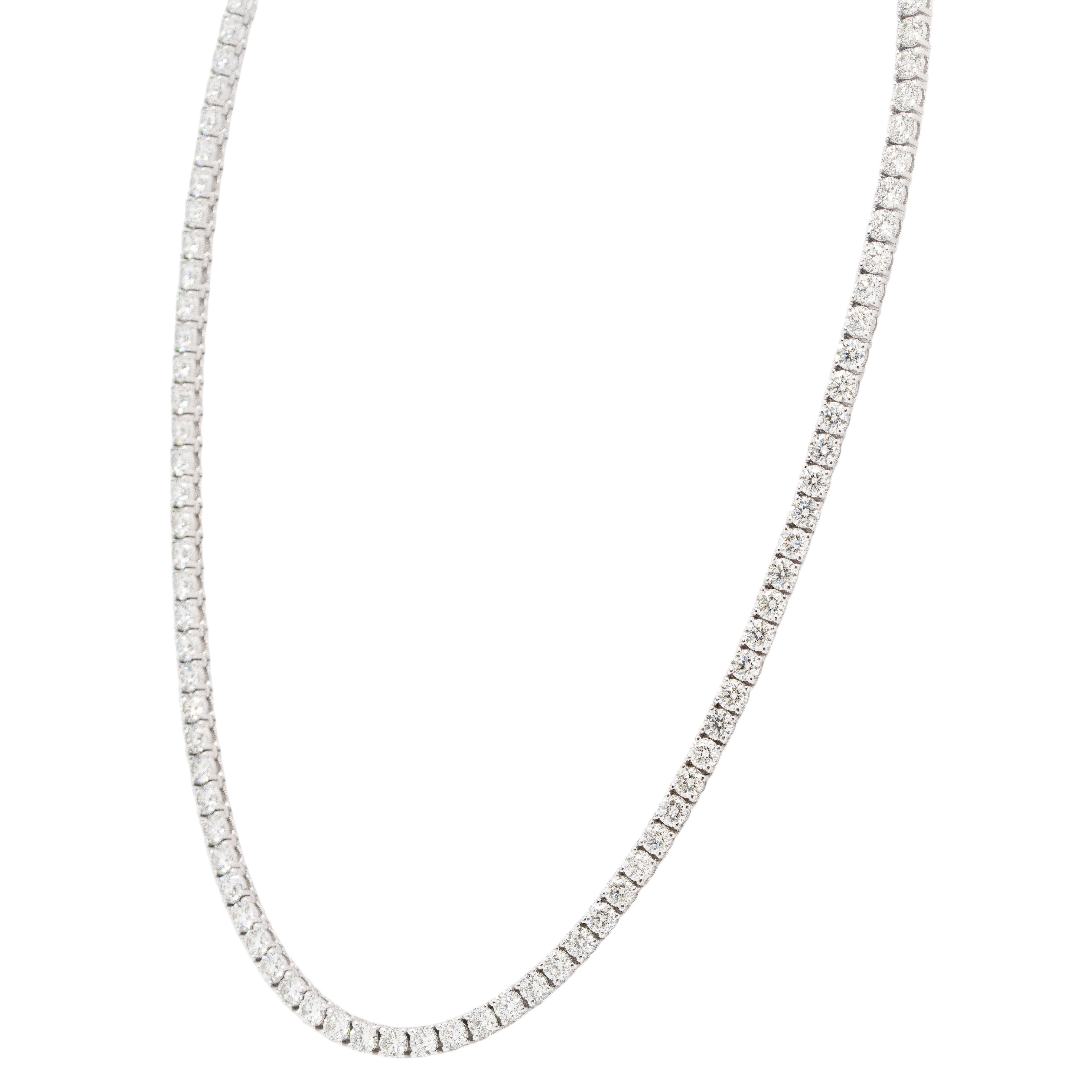Cet exceptionnel collier de tennis en or blanc 14k est une vitrine rayonnante d'élégance intemporelle. Avec 20,55 carats de diamants ronds naturels de taille brillant, chacun méticuleusement sélectionné pour sa brillance captivante, les diamants