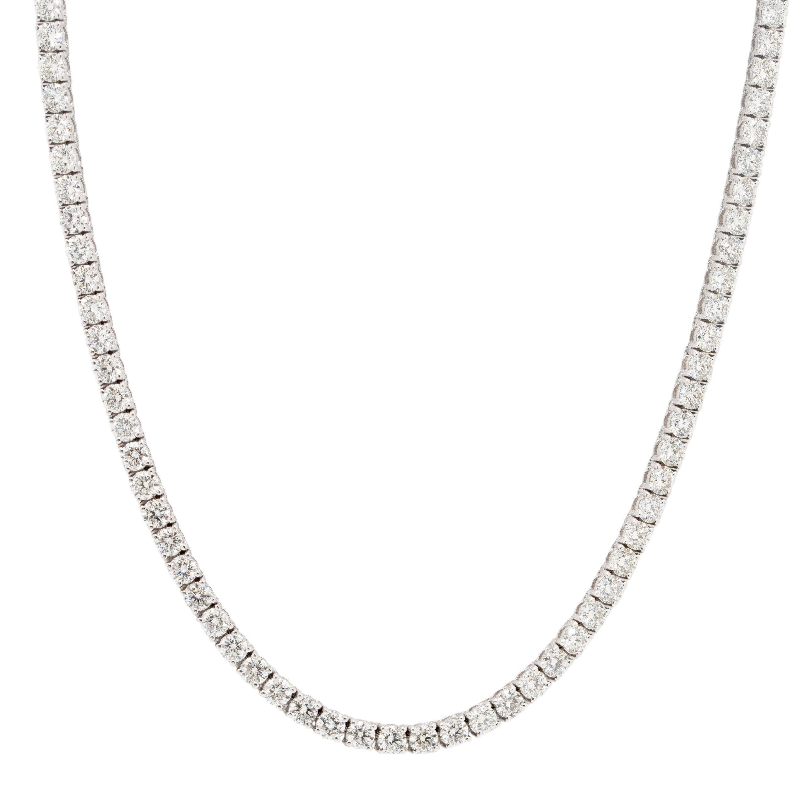 Questa eccezionale collana tennis in oro bianco 14k è una radiosa vetrina di eleganza senza tempo. Con 20,55 carati di diamanti tondi brillanti naturali, ognuno dei quali è stato meticolosamente selezionato per la sua accattivante brillantezza, i