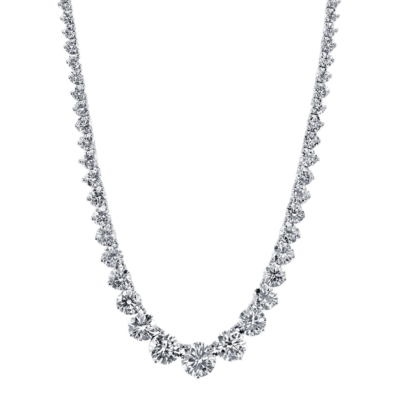 Cet époustouflant collier de tennis en or blanc 14 carats de style Riviera est orné d'un impressionnant poids total de 20,85 carats de diamants naturels. Chaque diamant, soigneusement sélectionné pour sa couleur G-H et sa pureté SI1-SI2, est