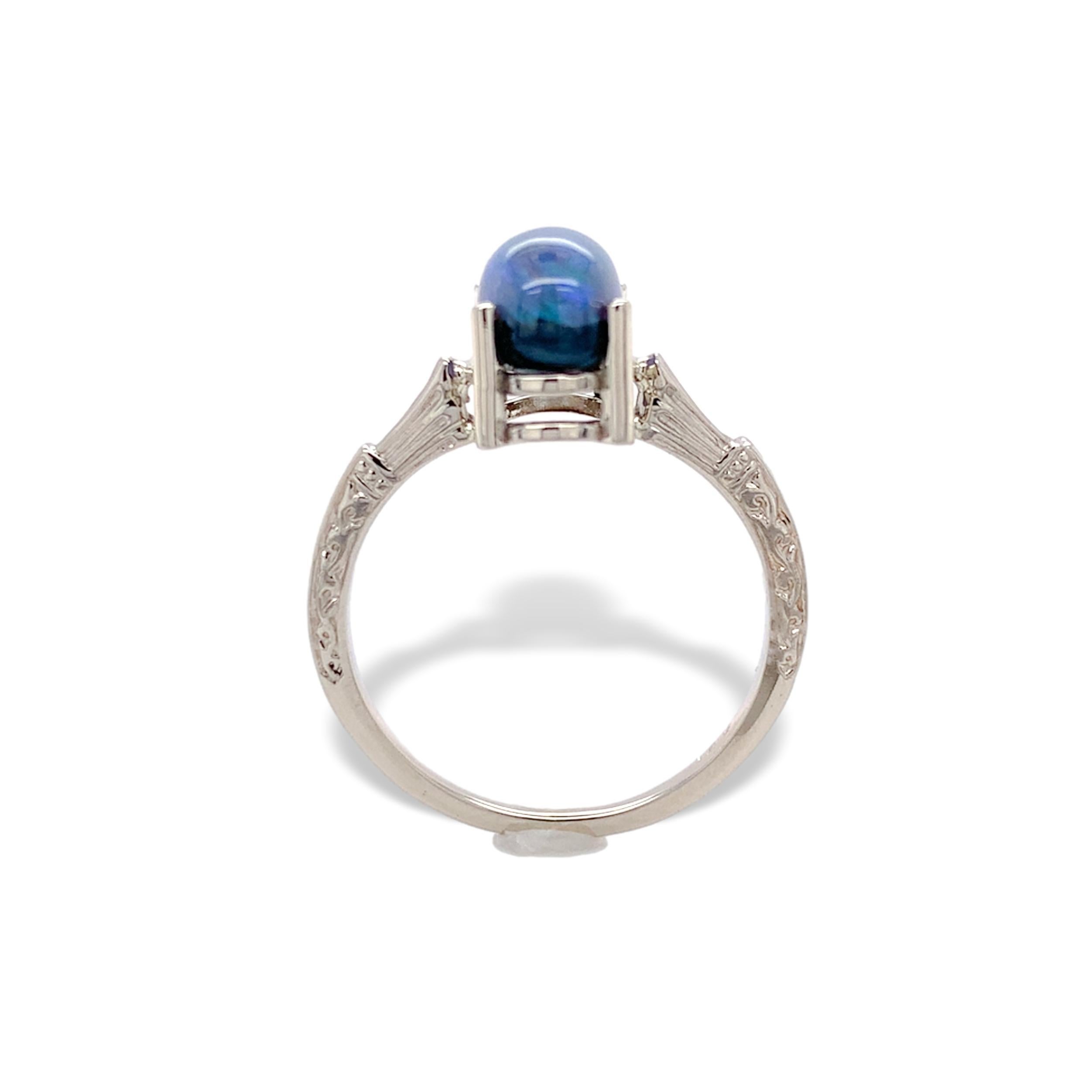 Bague en or blanc 14K avec une véritable opale noire australienne extraite de la terre. L'opale pèse 2,10 carats et est un cabochon ovale allongé mesurant environ 9,3 mm x 6,3 mm. Le mineur a déclaré que la pierre avait été extraite à Lightning