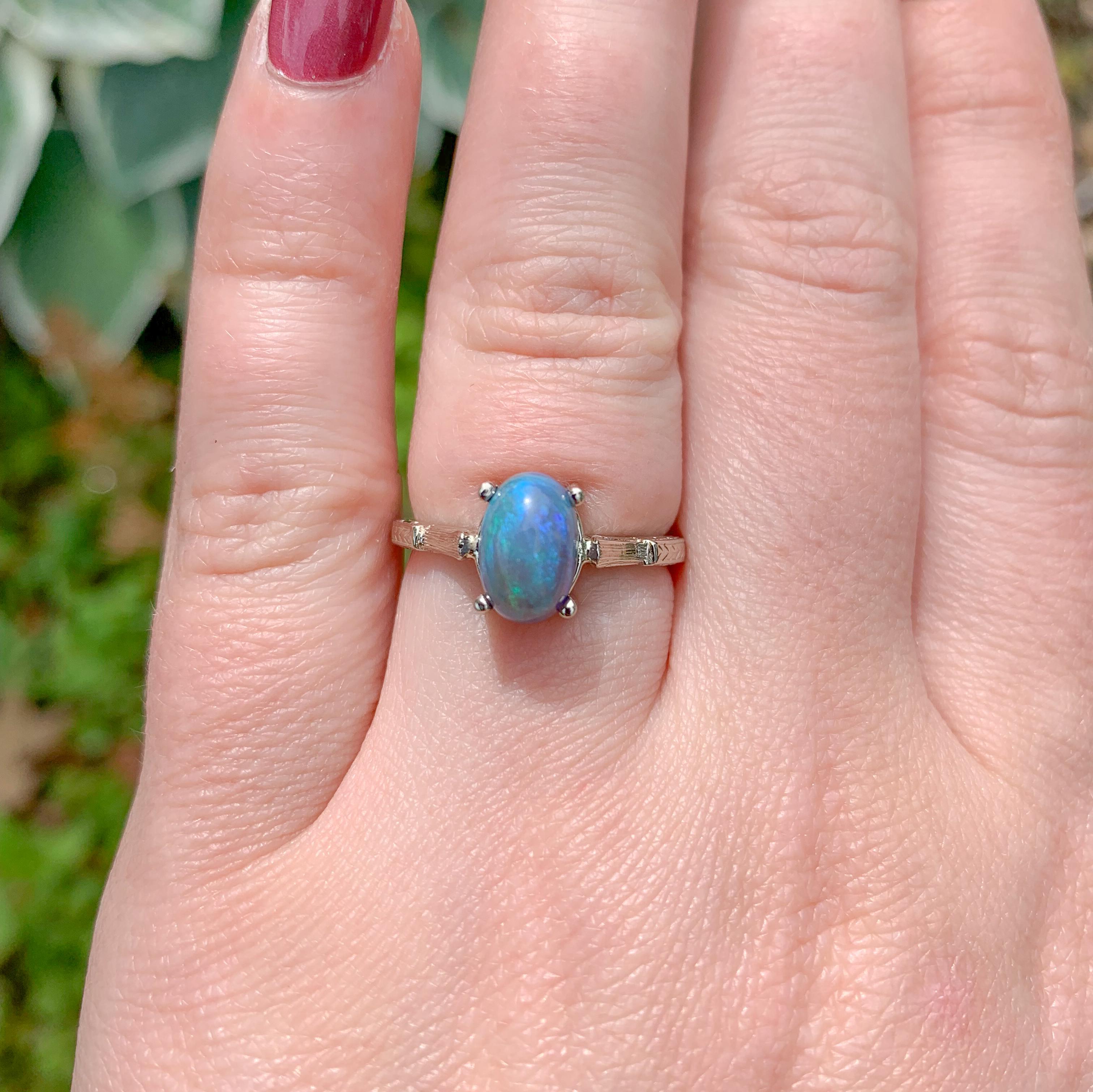 Bague en or blanc 14K 2.10 carats Australian Black Opal taille 6.75 en vente 3