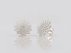 Boucles d'oreilles à clous en or blanc 14 carats, ornées d'un motif floral en diamants de 2,10 carats
