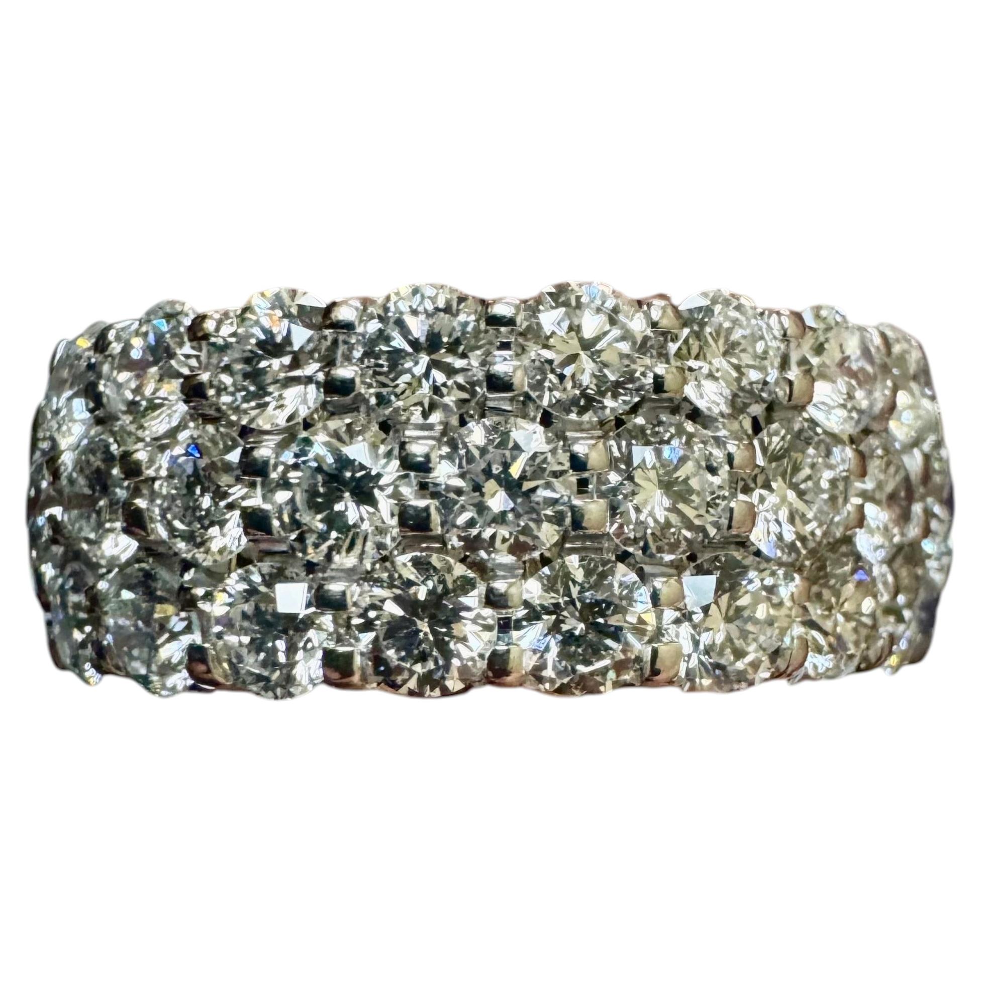 Bague en or blanc 14 carats sertie de diamants ronds taille brillant de 2,12 carats sur trois rangées en vente