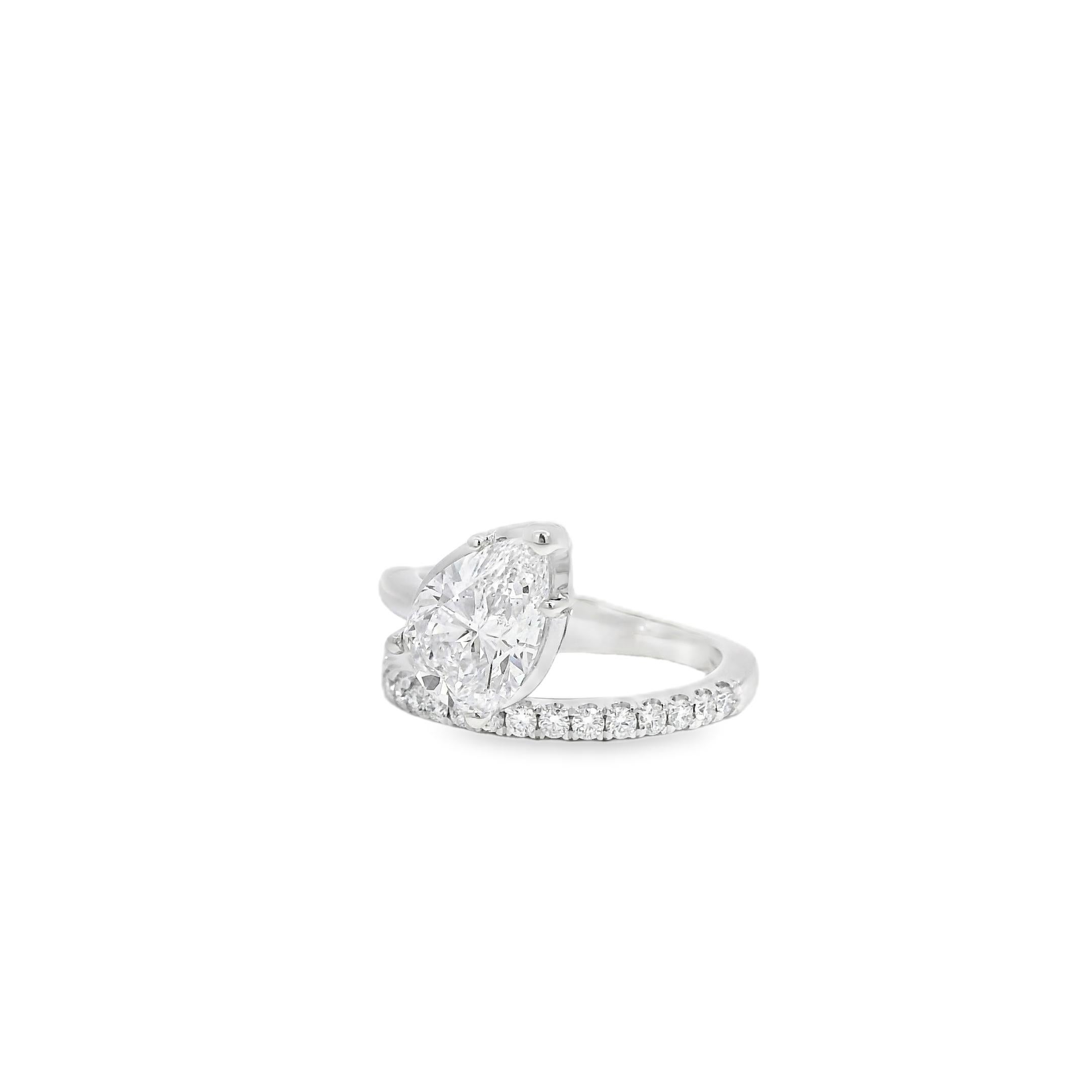 Este exquisito anillo de compromiso exhibe un cautivador diamante natural talla pera de 2,19 quilates, certificado por el GIA y seleccionado por su notable presencia y fuego. De color F y claridad SI2, el diamante ofrece un brillo intenso y un