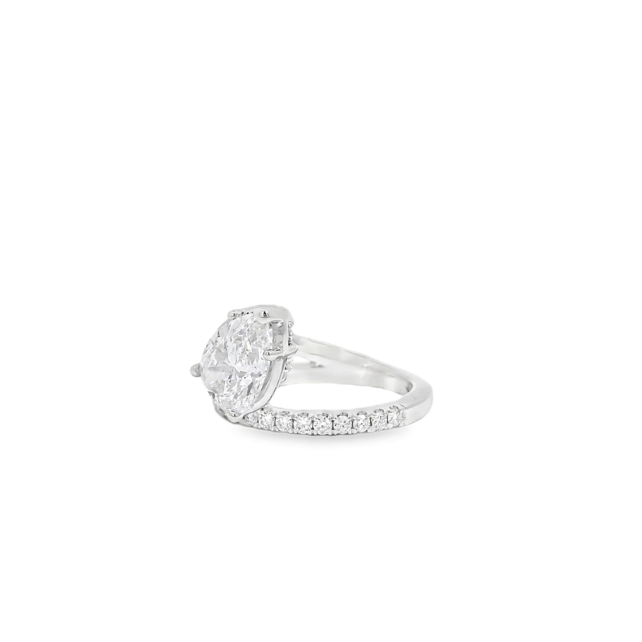 Anillo de compromiso de oro blanco de 14k con diamantes certificados GIA de 2,19 ct Corte pera en venta
