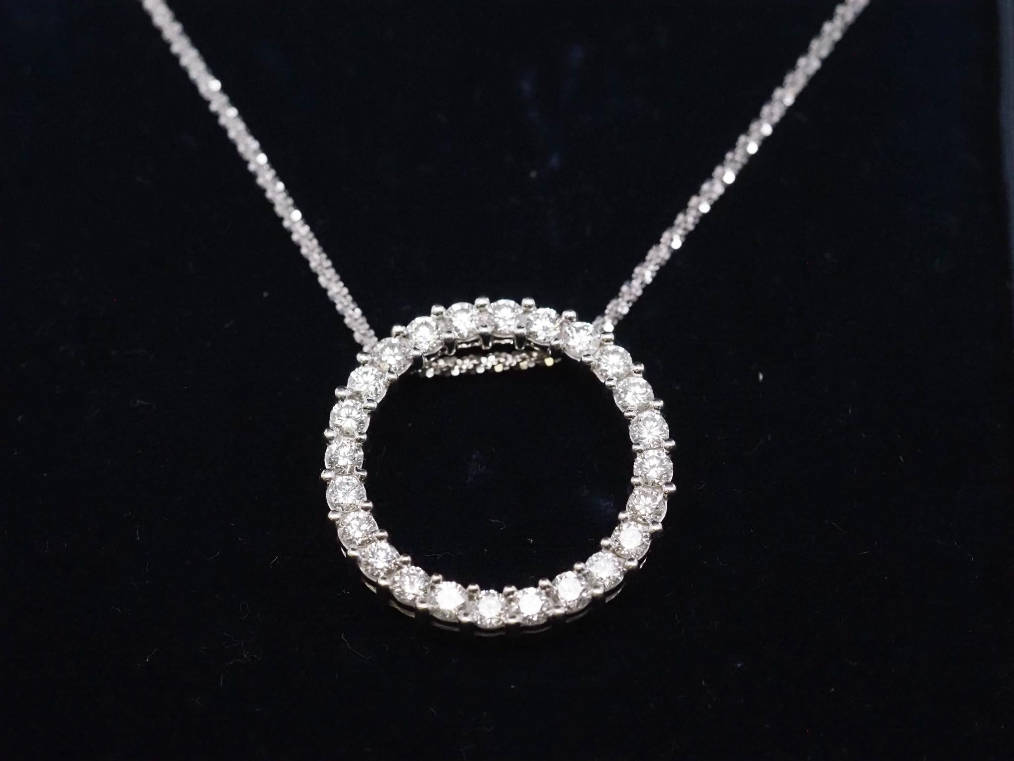 Année : 1990
Détails de l'article :
Type de métal : Or blanc 14K [poinçonné et testé].
Poids : 7.0 grammes
Détails du diamant : 2.25ct poids total, couleur G-H, pureté SI
Mesures : Le pendentif a un diamètre de 1 pouce et la chaîne est longue de 16