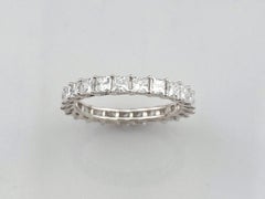 Bague « Eternity » en or blanc 14 carats, sertie de diamants naturels taille princesse pour un total de 2,30 carats