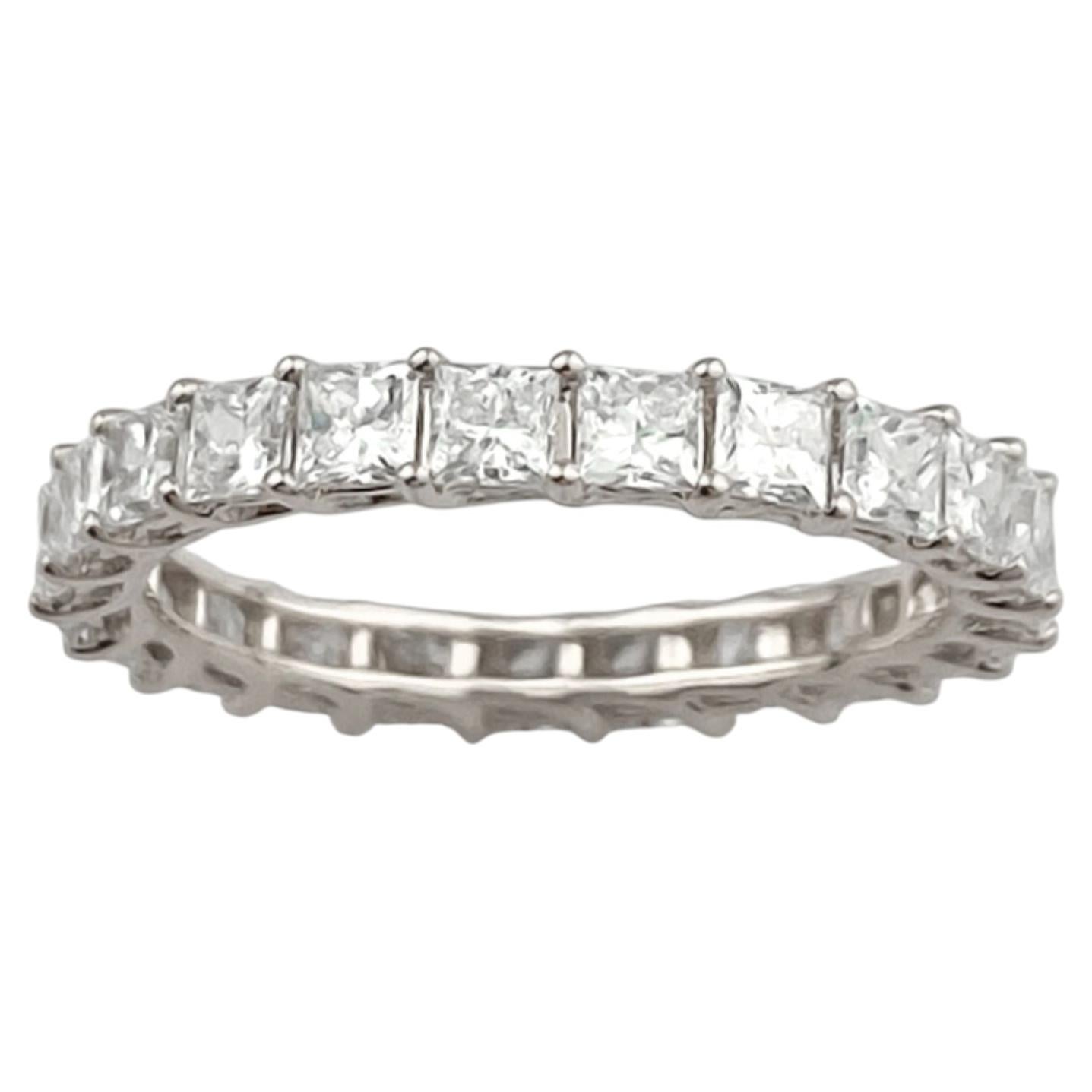 Bague « Eternity » en or blanc 14 carats, sertie de diamants naturels taille princesse pour un total de 2,30 carats en vente