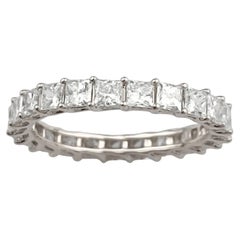 Bague « Eternity » en or blanc 14 carats, sertie de diamants naturels taille princesse pour un total de 2,30 carats