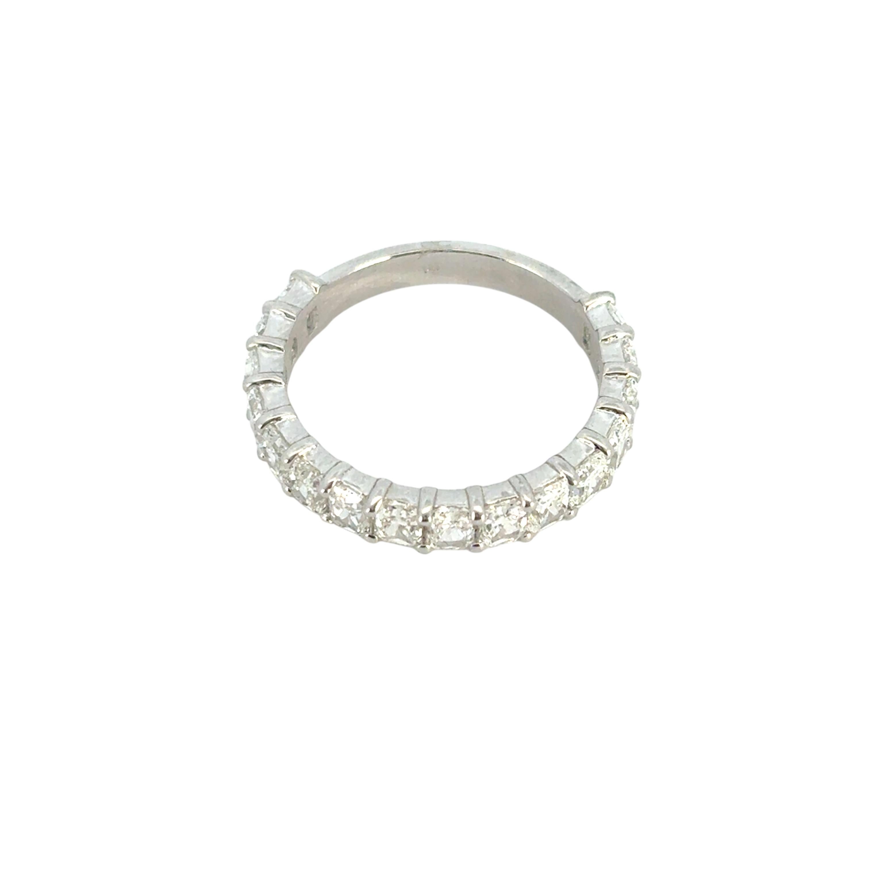 14k Weißgold 2,32 Karat Smaragd Diamant 3/4 Eternity-Ring im Angebot 5