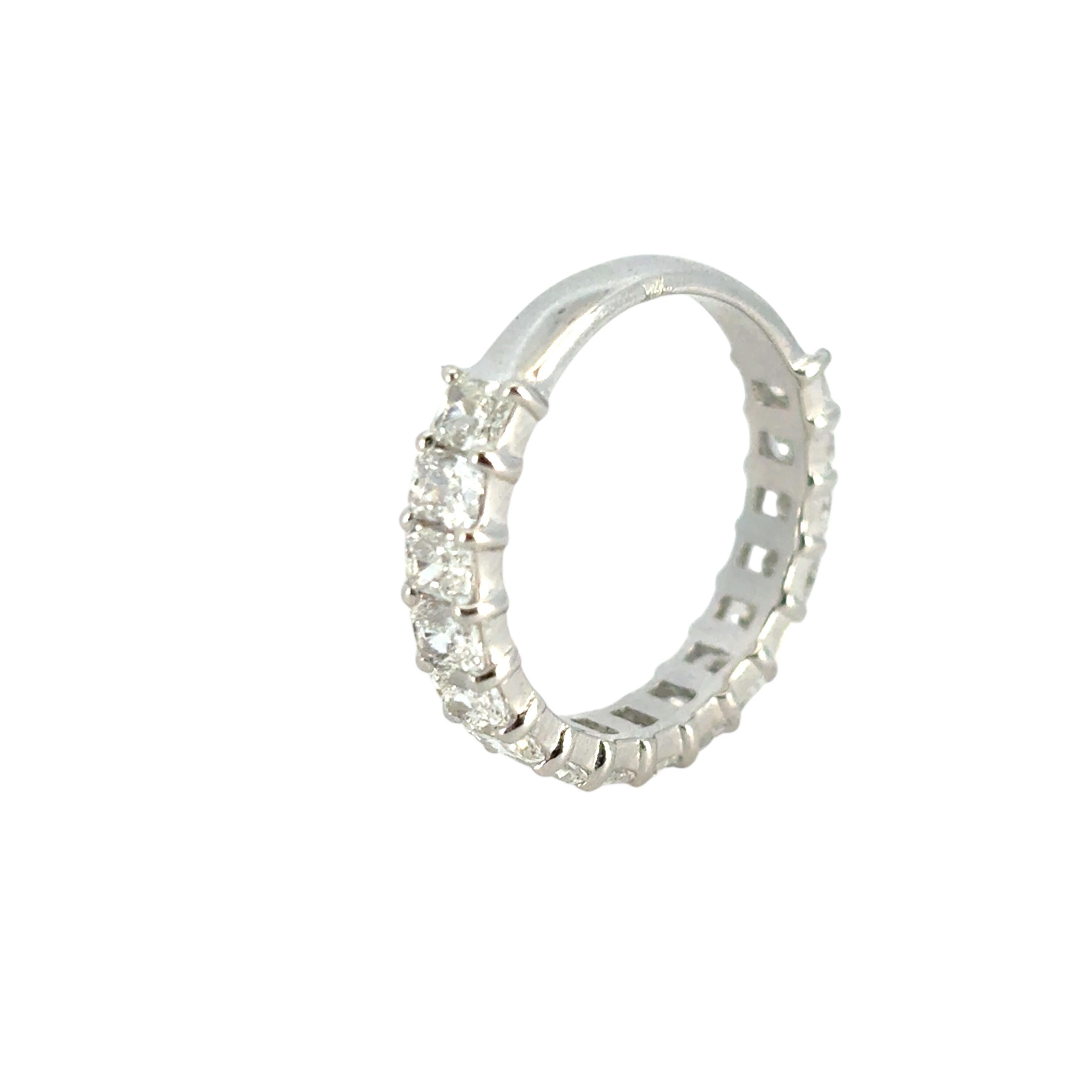 14k Weißgold 2,32 Karat Smaragd Diamant 3/4 Eternity-Ring im Angebot 8