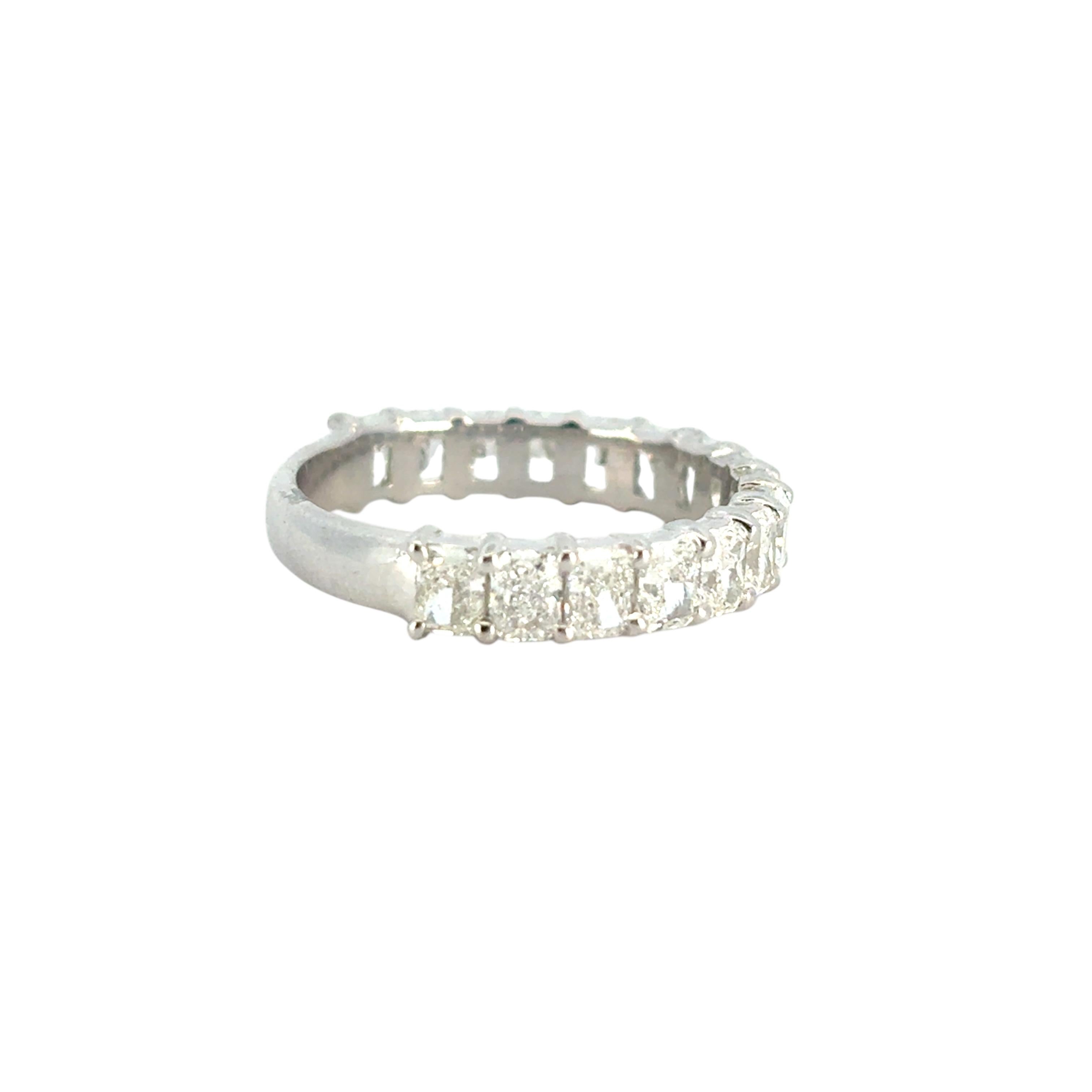 14k Weißgold 2,32 Karat Smaragd Diamant 3/4 Eternity-Ring (Smaragdschliff) im Angebot