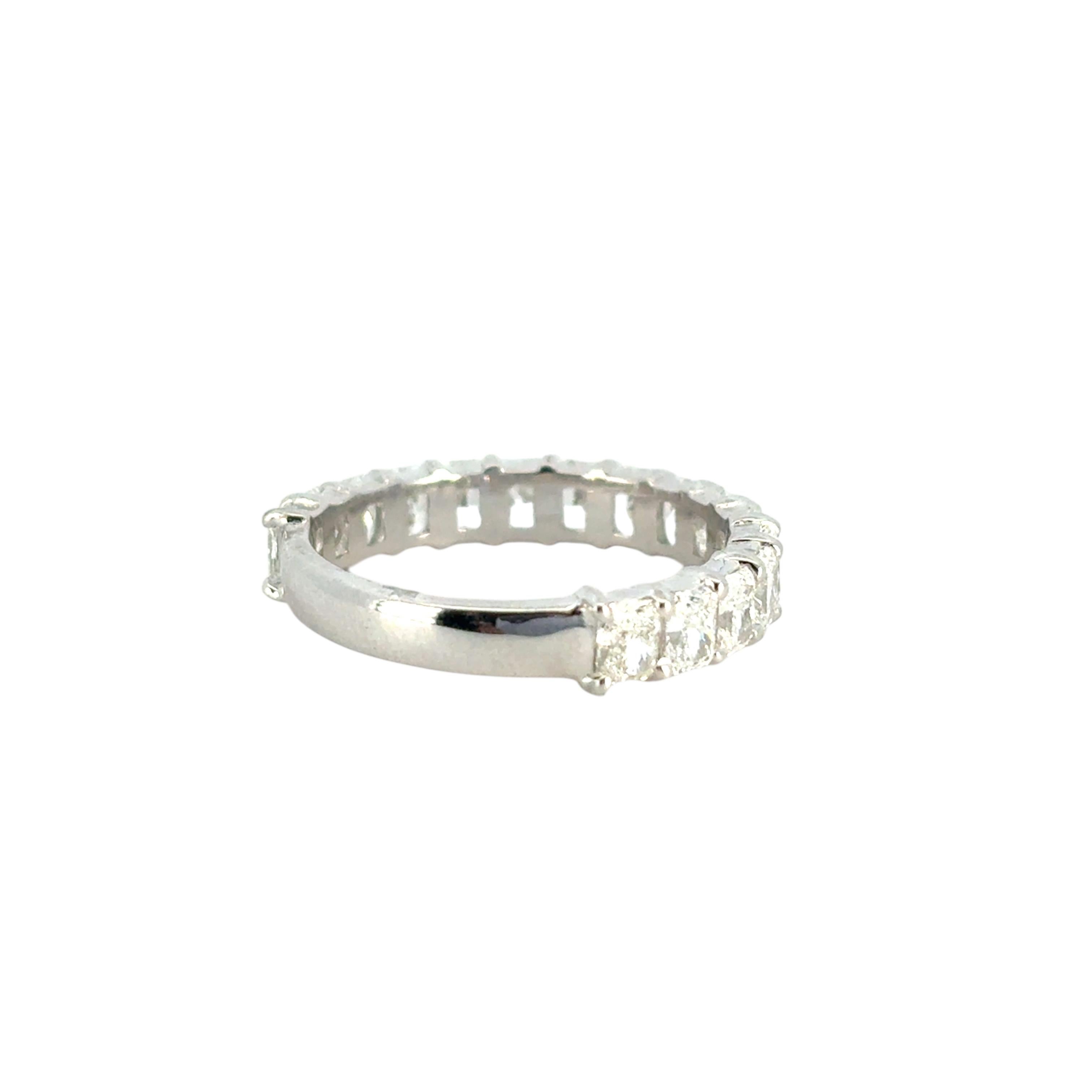 14k Weißgold 2,32 Karat Smaragd Diamant 3/4 Eternity-Ring im Zustand „Neu“ im Angebot in Boca Raton, FL