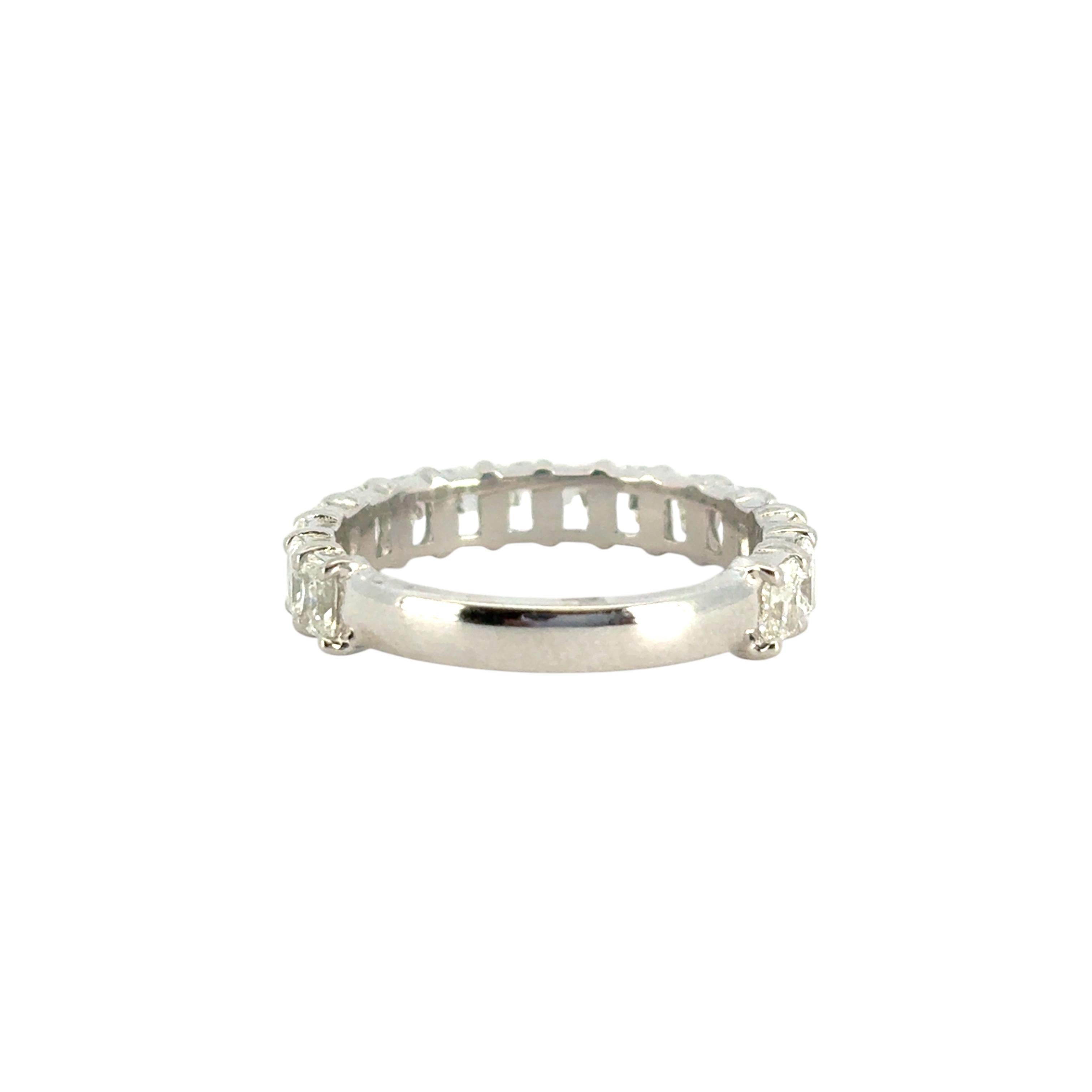 14k Weißgold 2,32 Karat Smaragd Diamant 3/4 Eternity-Ring für Damen oder Herren im Angebot