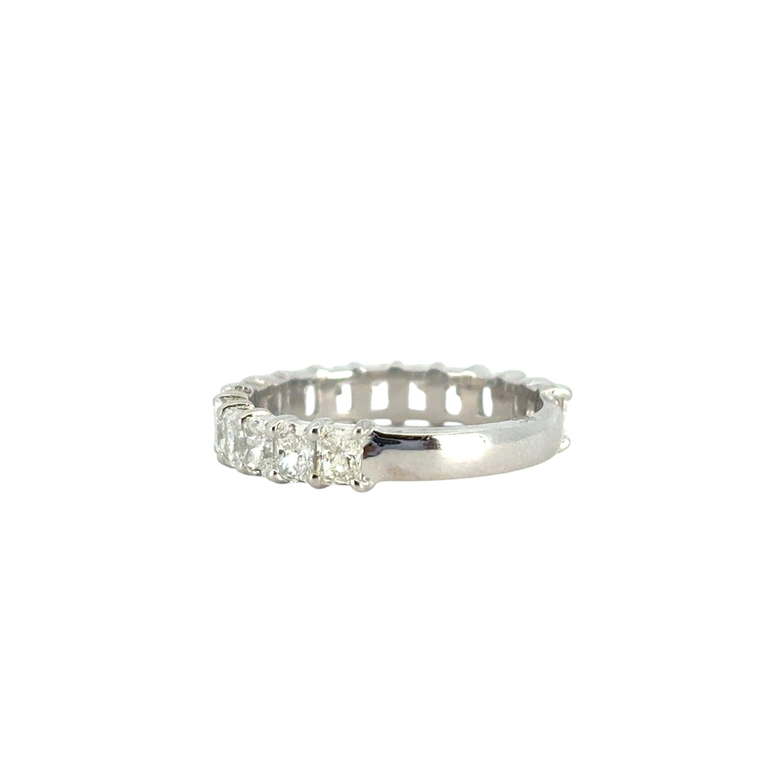 14k Weißgold 2,32 Karat Smaragd Diamant 3/4 Eternity-Ring im Angebot 1
