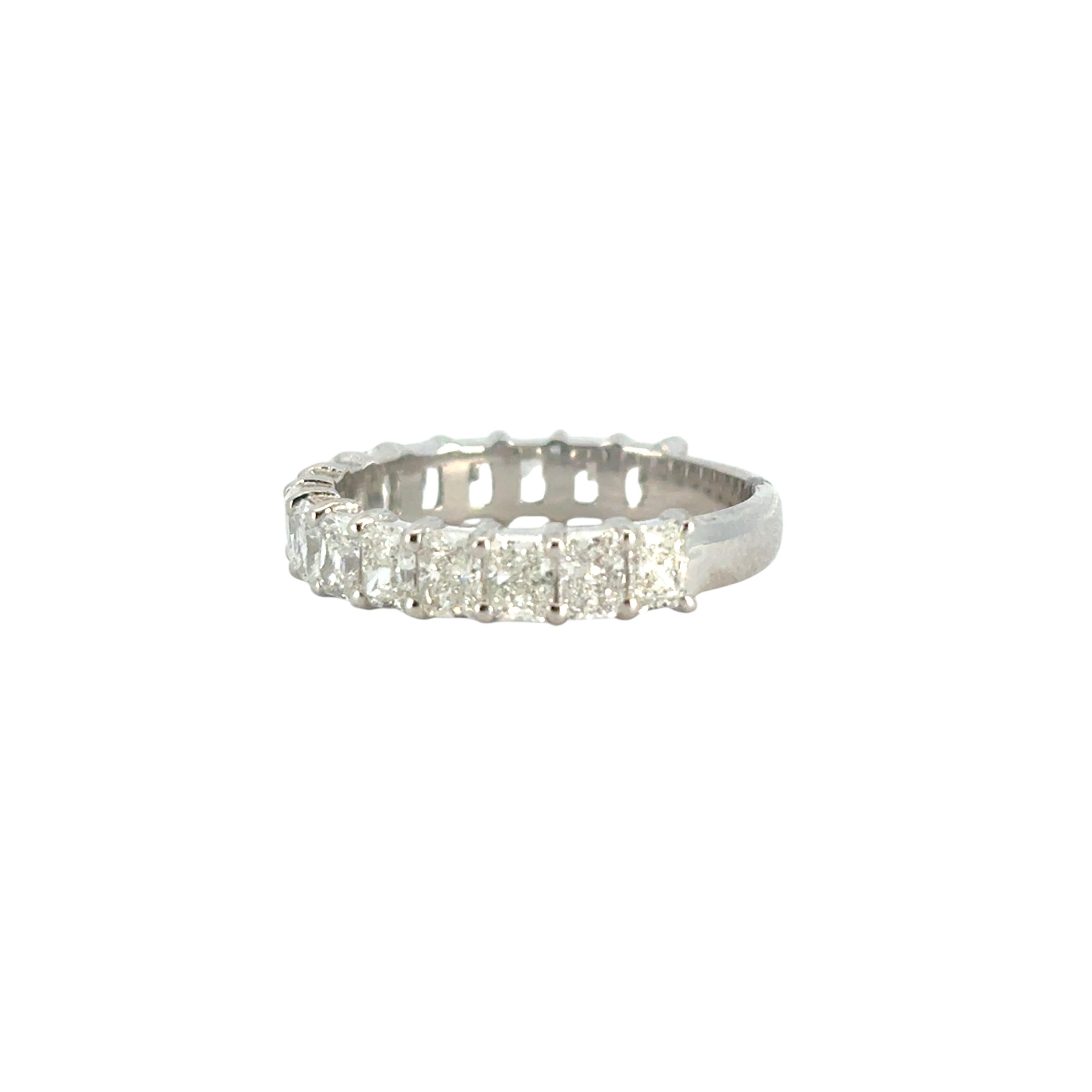 14k Weißgold 2,32 Karat Smaragd Diamant 3/4 Eternity-Ring im Angebot 2