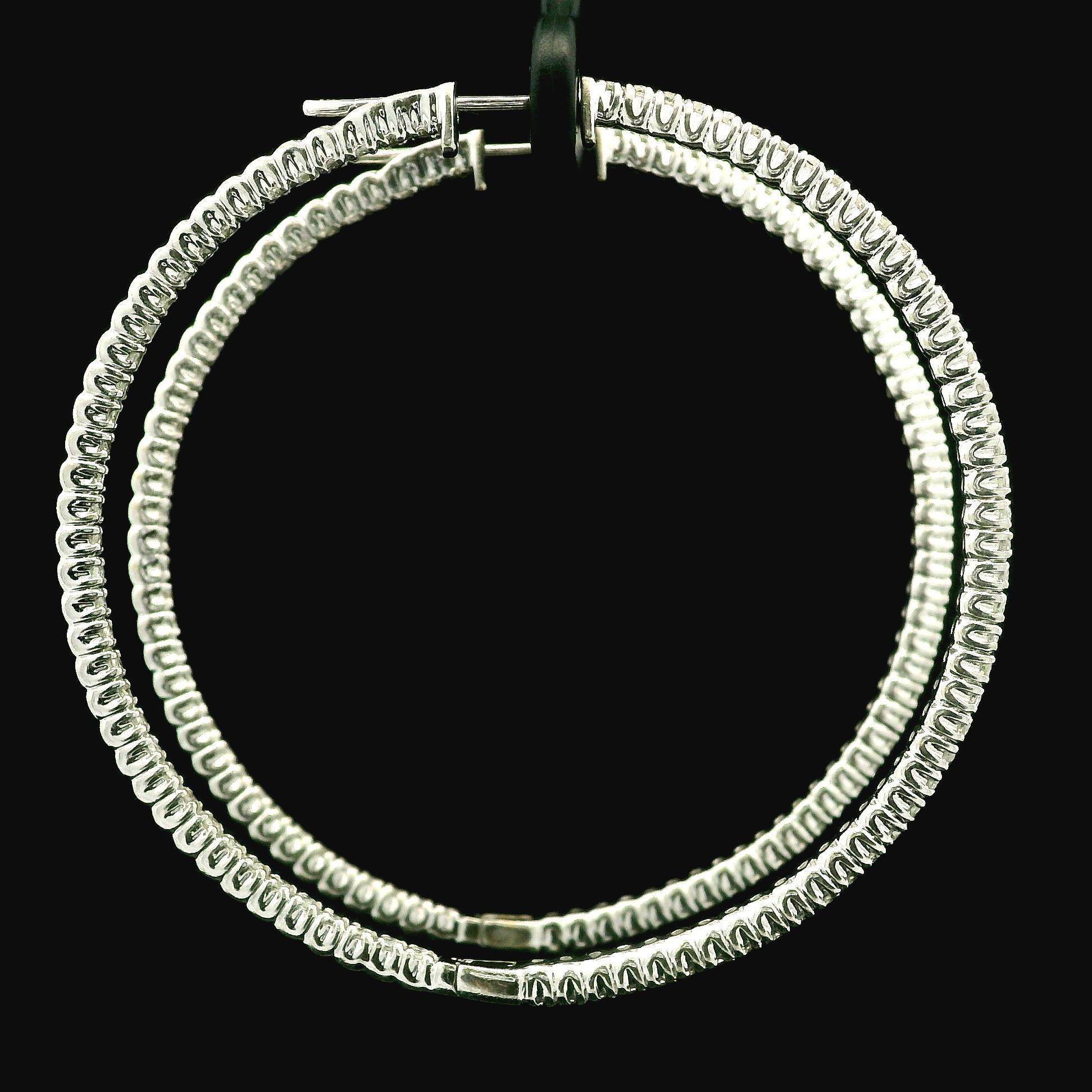 --Pierre(s) :...
Nombreux diamants naturels authentiques - taille ronde brillante - sertis - couleur G/H - pureté I1-I3
Poids total en carats du diamant : 2,40 (environ)

MATERIAL : Or blanc massif 14k
Poids : 10.40 grammes
Support : Poteaux avec