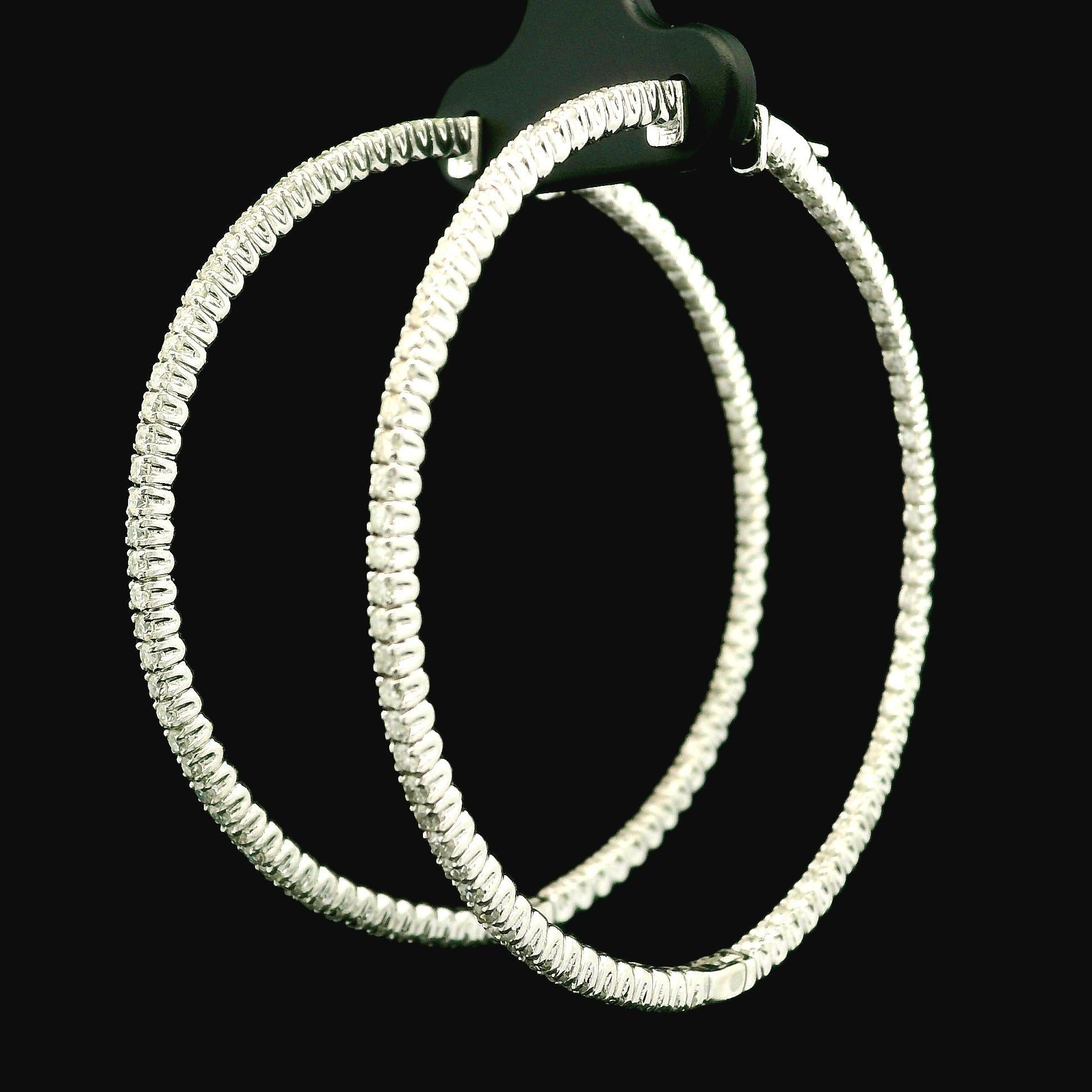 Boucles d'oreilles en or blanc 14k 2.40ctw Round Cut Diamond Large In Out Hoop Snap Earrings Excellent état - En vente à Montclair, NJ