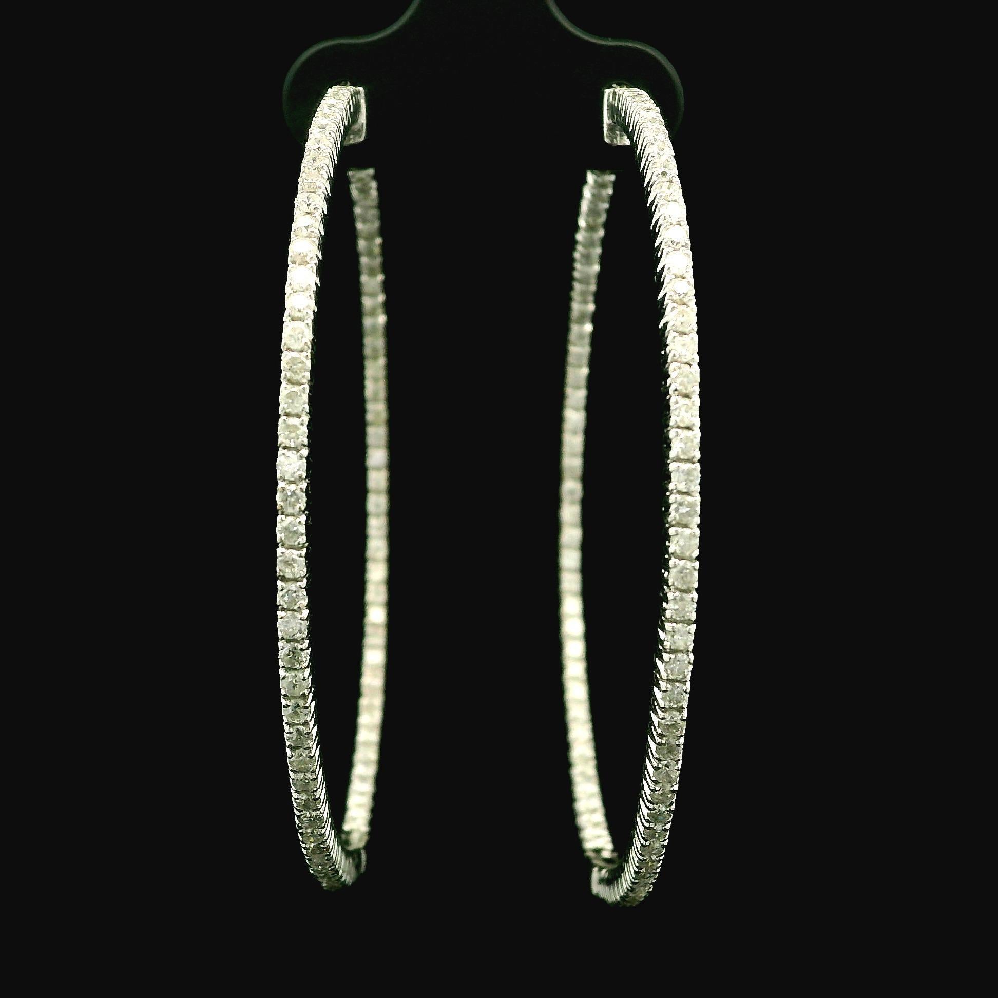 Boucles d'oreilles en or blanc 14k 2.40ctw Round Cut Diamond Large In Out Hoop Snap Earrings en vente 1