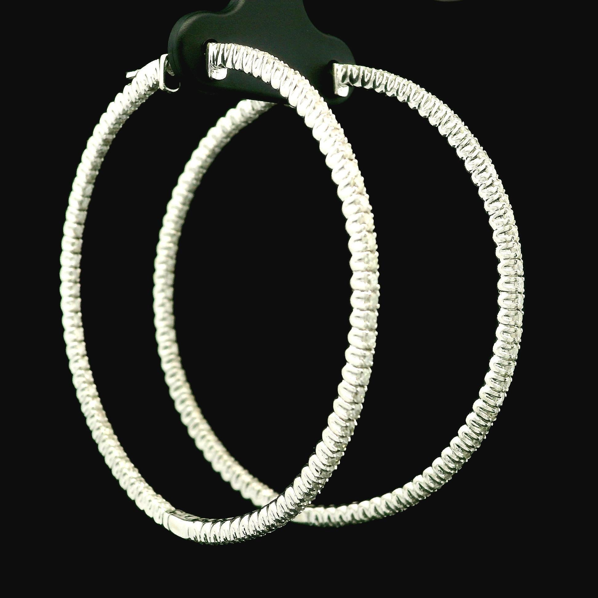 Boucles d'oreilles en or blanc 14k 2.40ctw Round Cut Diamond Large In Out Hoop Snap Earrings en vente 2