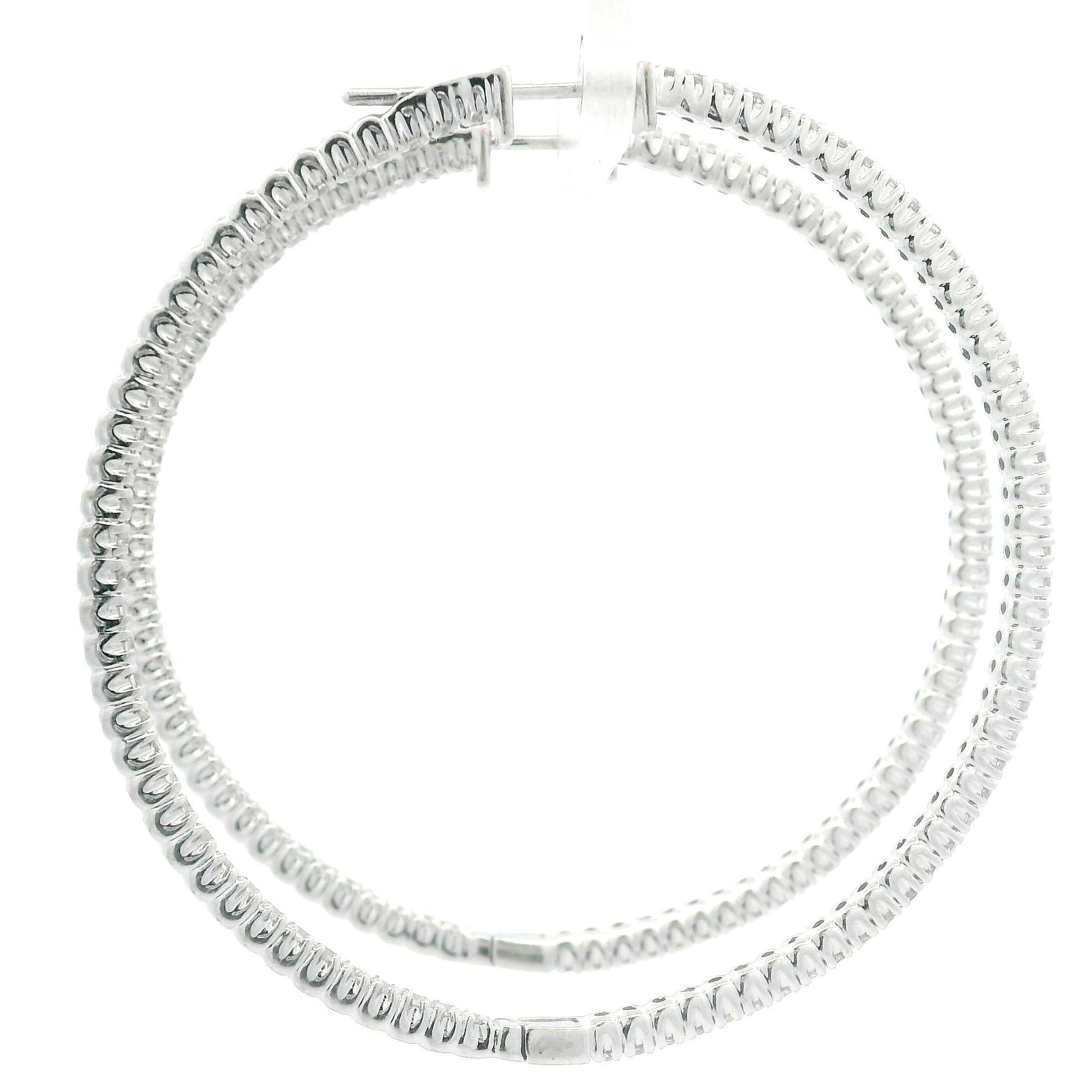 Boucles d'oreilles en or blanc 14k 2.40ctw Round Cut Diamond Large In Out Hoop Snap Earrings en vente 4