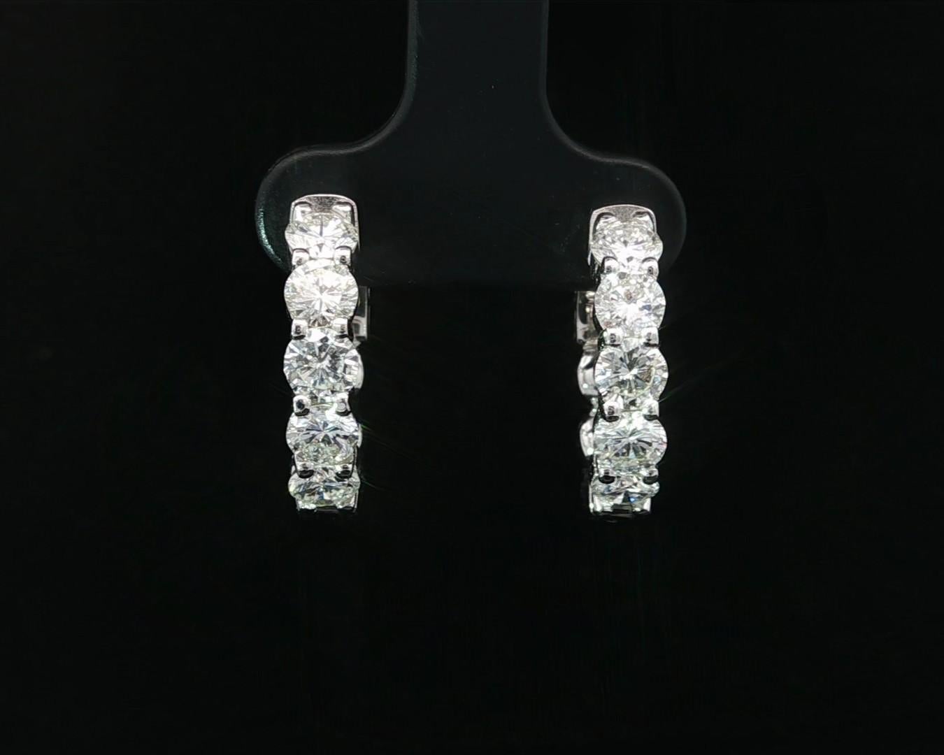--Pietre: --
(10) Diamanti genuini naturali - taglio rotondo brillante - incastonati - colore F/G - purezza VS2
Peso totale in carati: 2,4 (circa)

Materiale: Oro bianco massiccio 14k
Peso: 7,7 grammi
Fondello: Post back con chiusura a pressione e