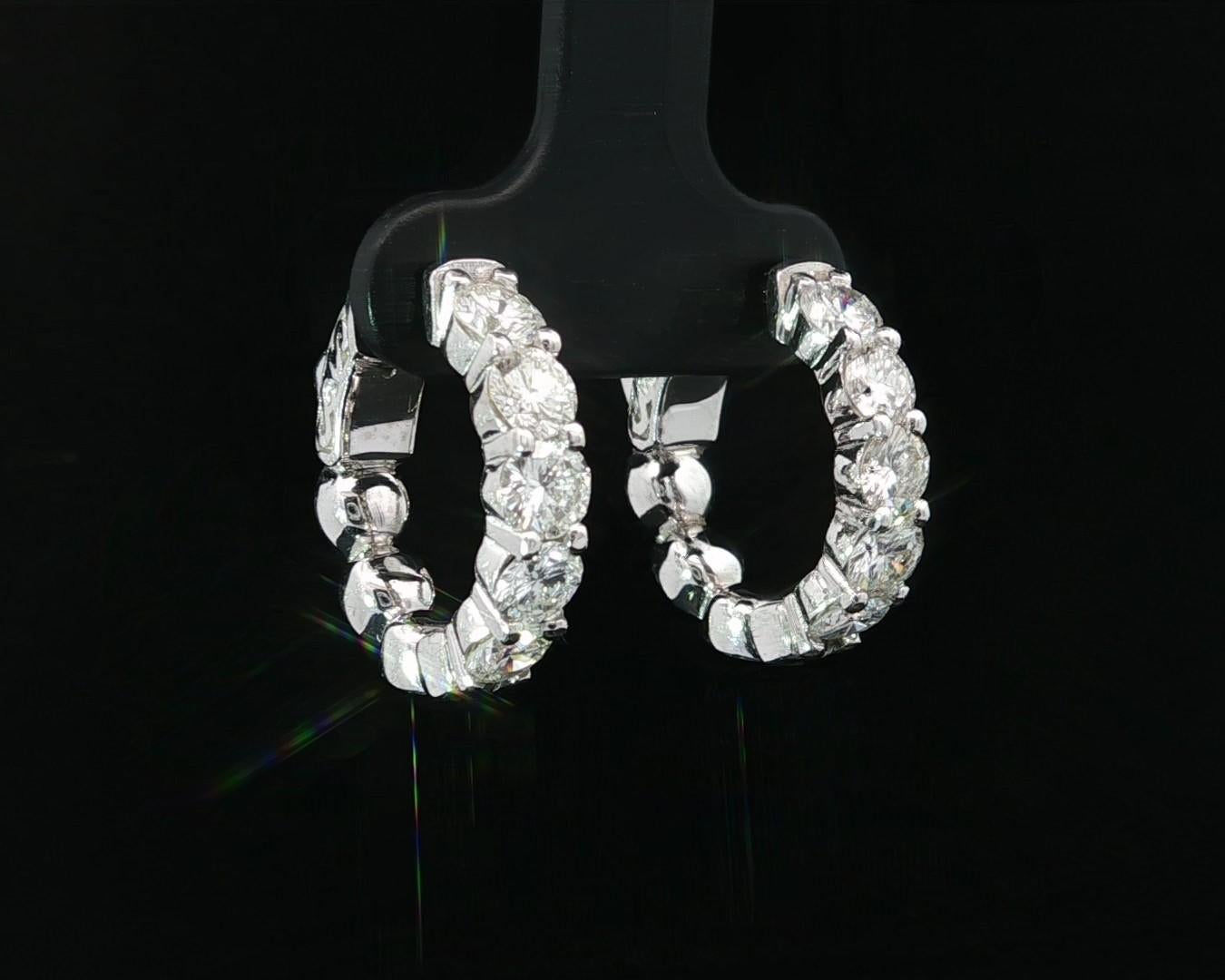 Taglio brillante Orecchini a cerchio Huggie Push in oro bianco 14k 2,4ctw F VS Diamond 18mm Fancy 5 Stones in vendita