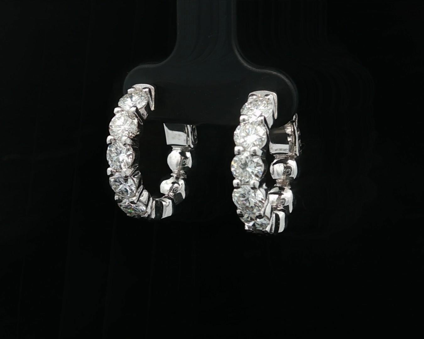 Orecchini a cerchio Huggie Push in oro bianco 14k 2,4ctw F VS Diamond 18mm Fancy 5 Stones In condizioni ottime in vendita a Montclair, NJ