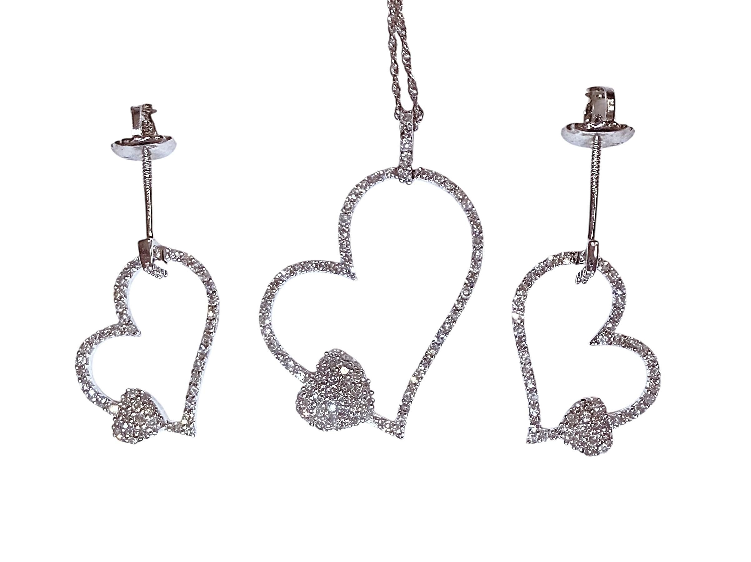 Collier et boucles d'oreilles en or blanc 14k avec pendentif double cœur en diamant de 0,25 carat en vente 5