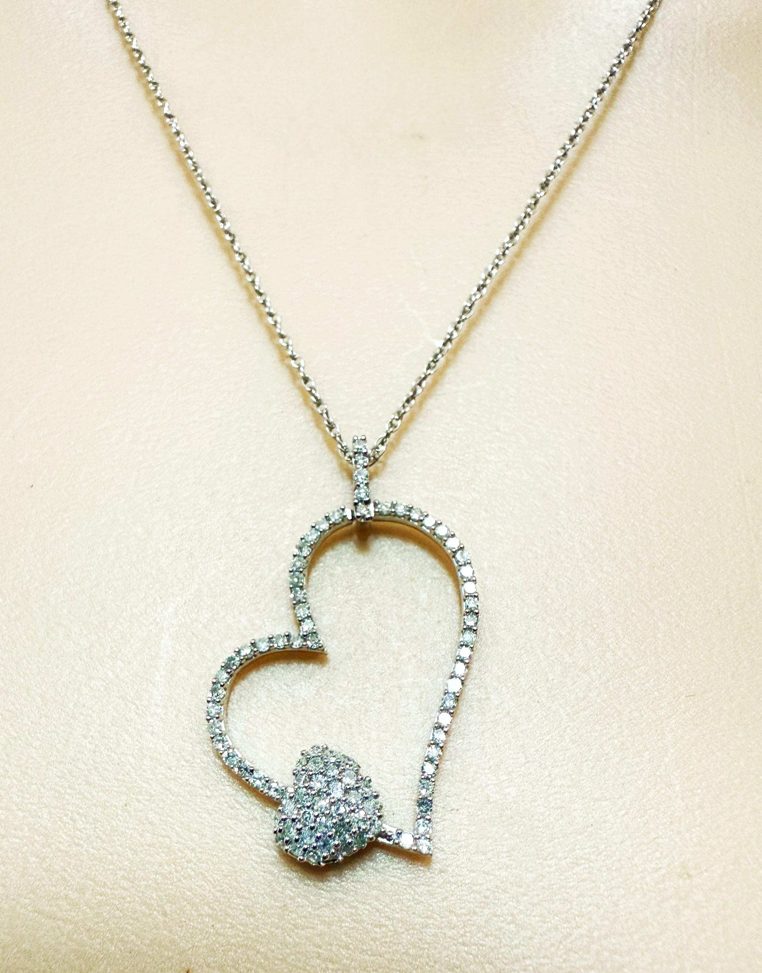 Ce set est tout simplement magnifique.   Il s'agit d'un produit d'occasion, mais comme neuf.  Il a été très bien entretenu.  Le pendentif est orné d'un double cœur en diamant de 25 mm et est estampillé 