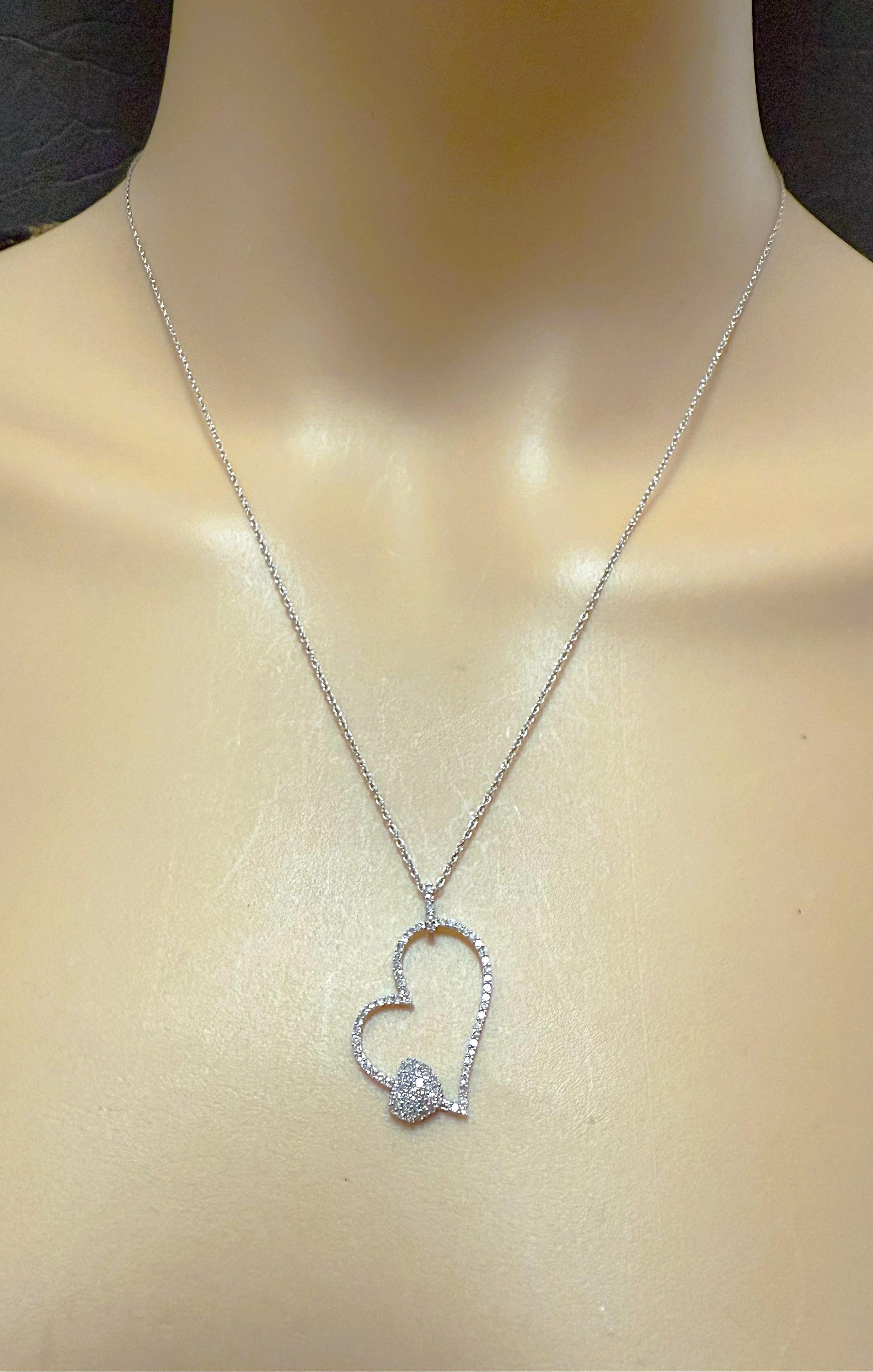 Art déco Collier et boucles d'oreilles en or blanc 14k avec pendentif double cœur en diamant de 0,25 carat en vente