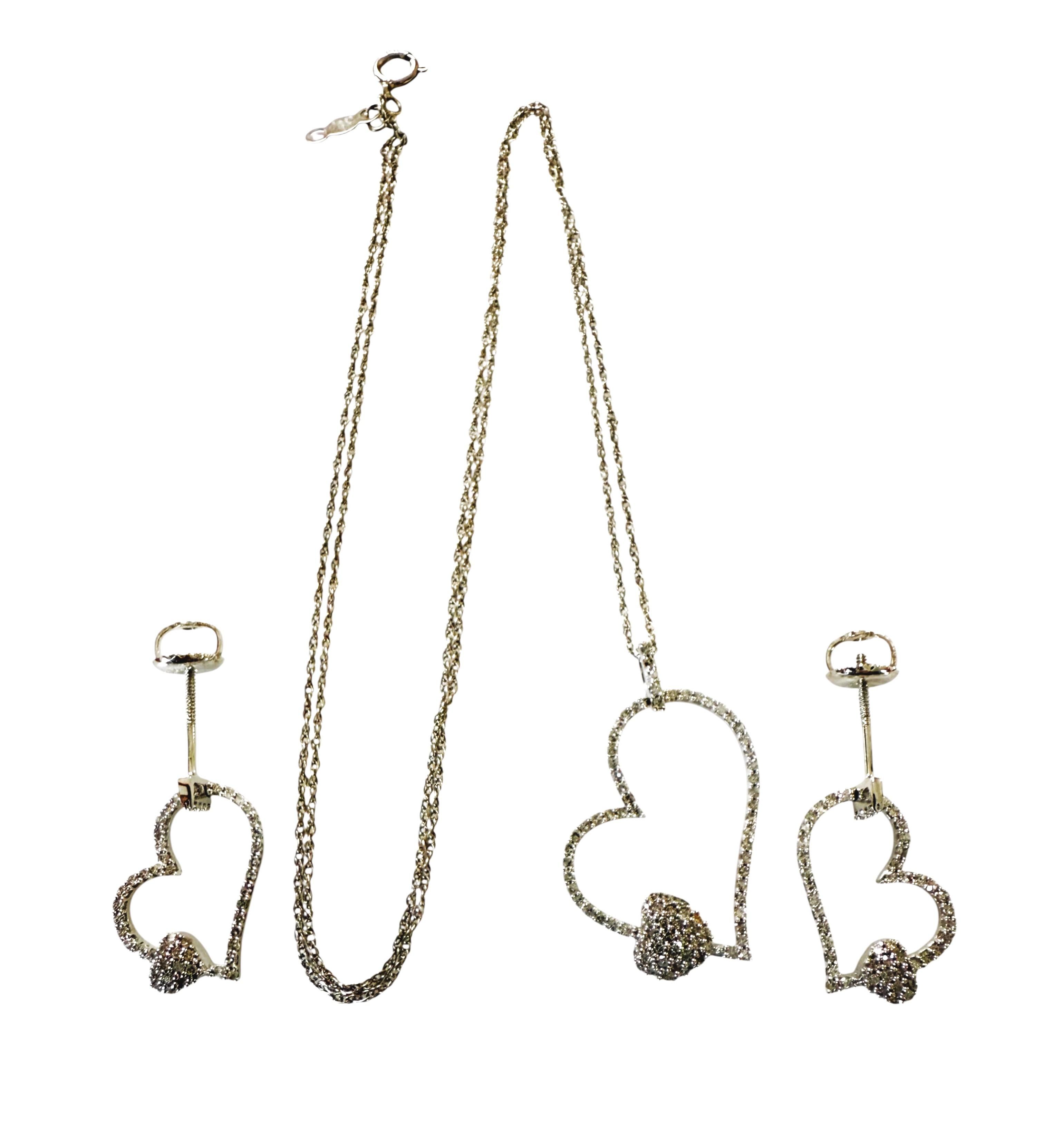Taille brillant Collier et boucles d'oreilles en or blanc 14k avec pendentif double cœur en diamant de 0,25 carat en vente