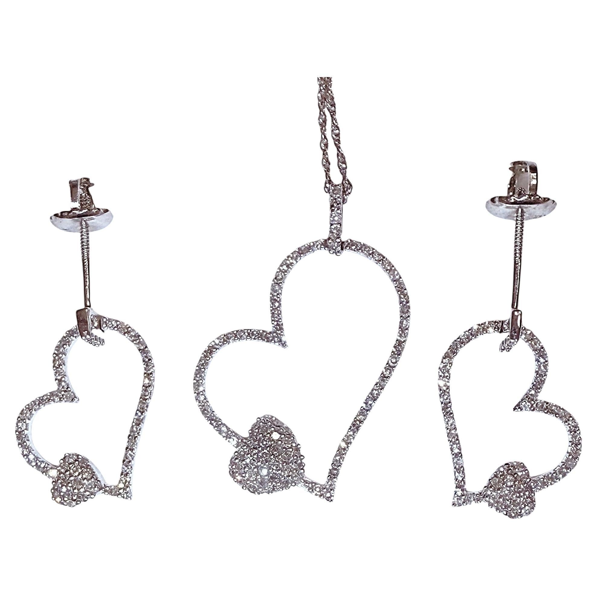 Collier et boucles d'oreilles en or blanc 14k avec pendentif double cœur en diamant de 0,25 carat en vente